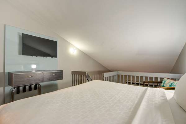  - Clarion Pointe Hotel Near Fairgrounds Casino Tampa