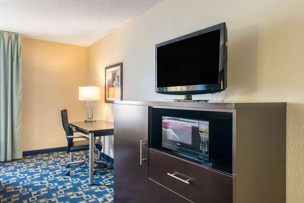  - Comfort Inn & Suites Universal Studios Orlando - I-4, Exit 74A