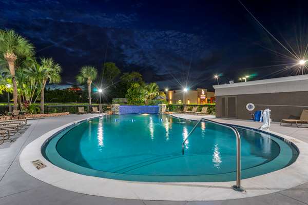 Pool - Comfort Inn & Suites Clearwater Airport