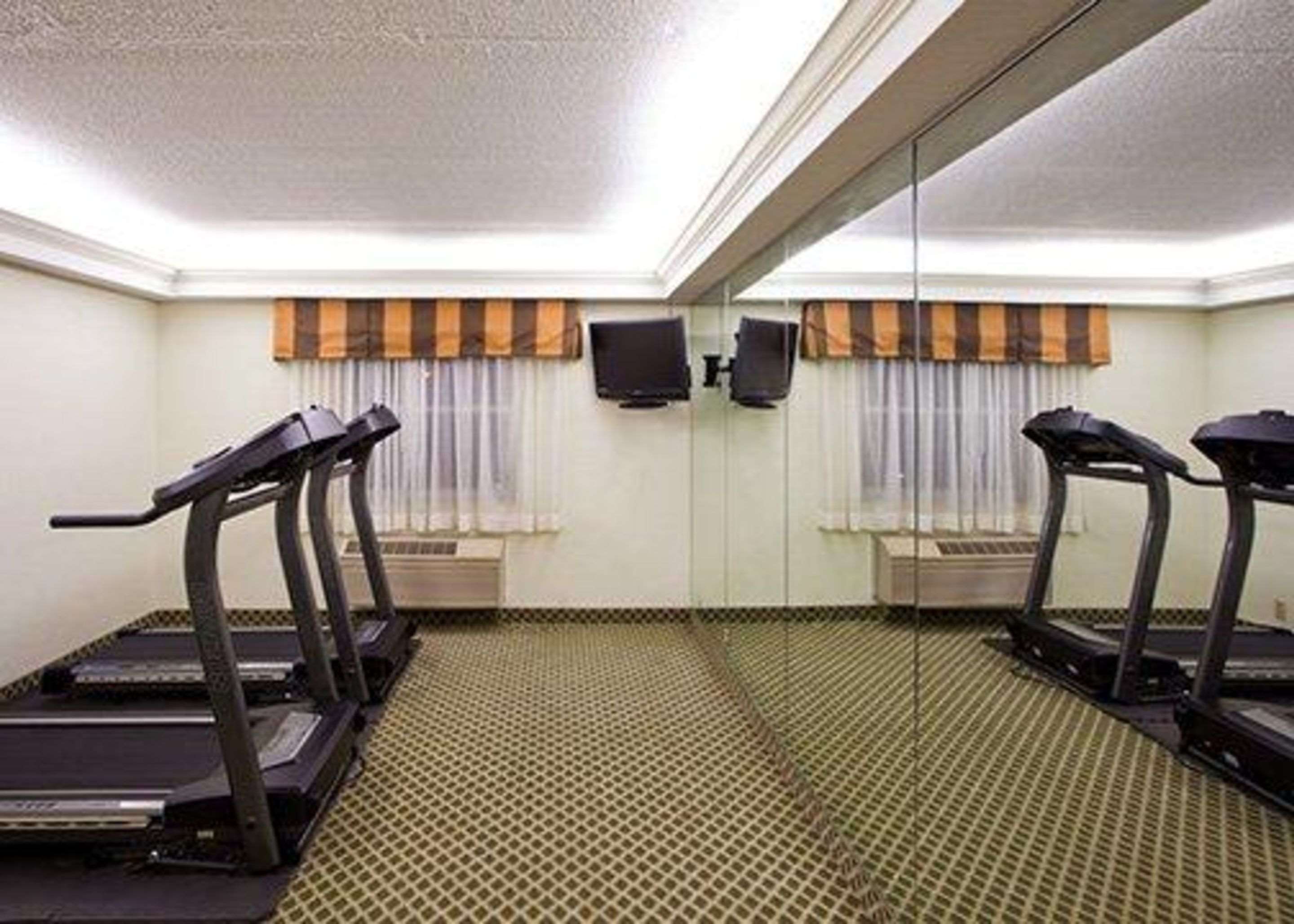 Fitness center | Econo Lodge