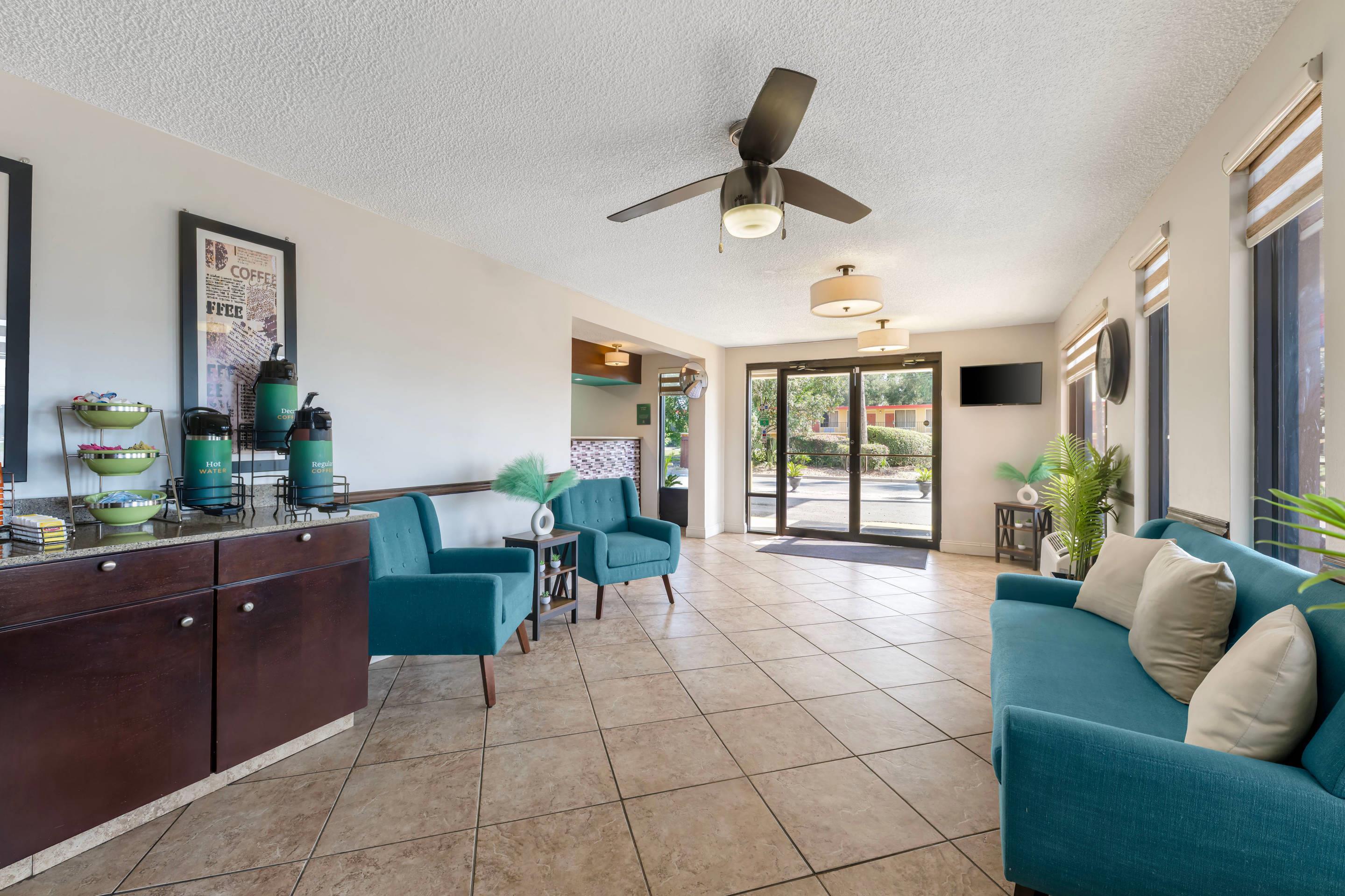 Hotel lobby | Quality Inn & Suites Live Oak I-10 Exit 283