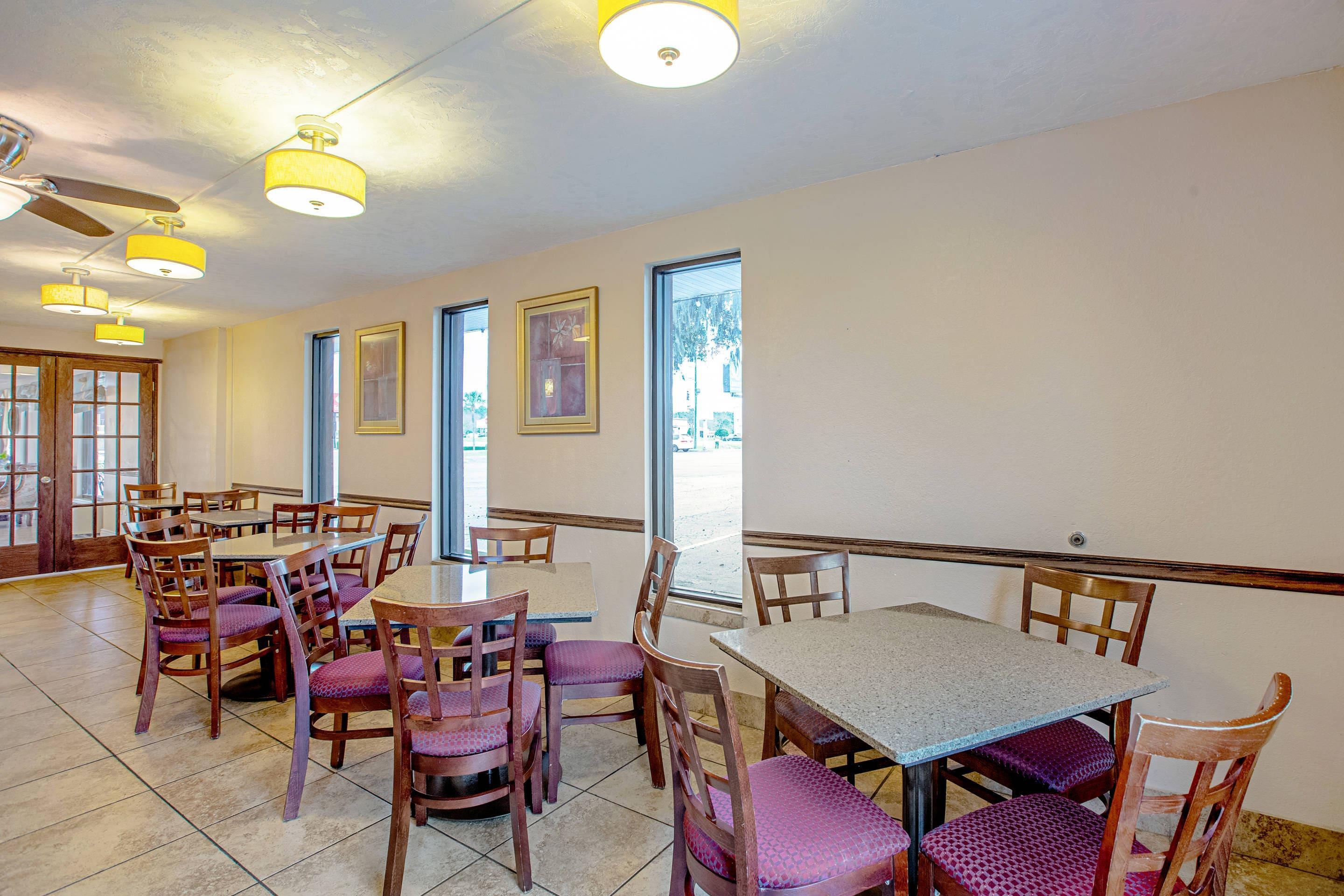 Breakfast area | Quality Inn & Suites Live Oak I-10 Exit 283