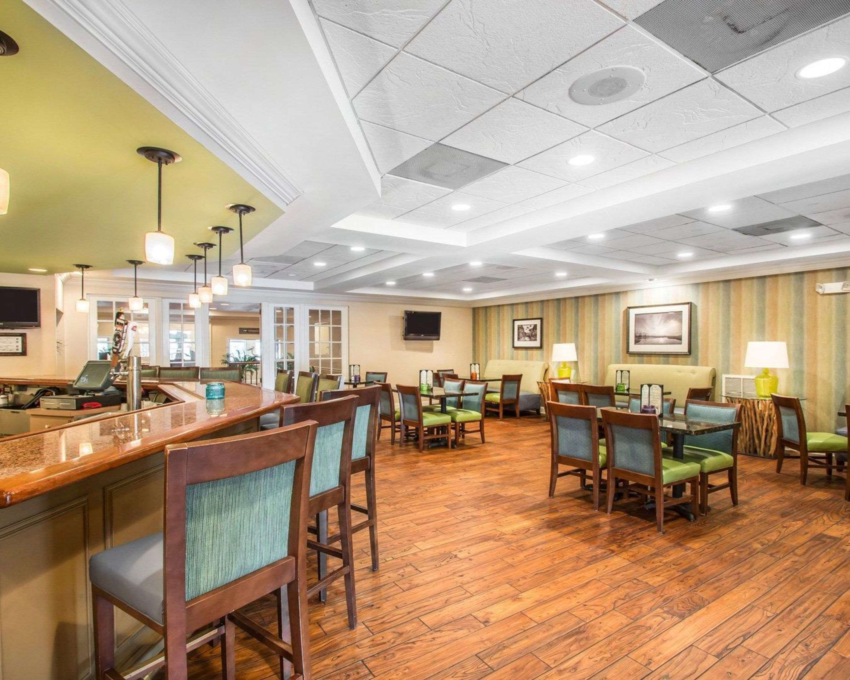 Restaurant and cocktail lounge | Plantation on Crystal River, Ascend Hotel Collection