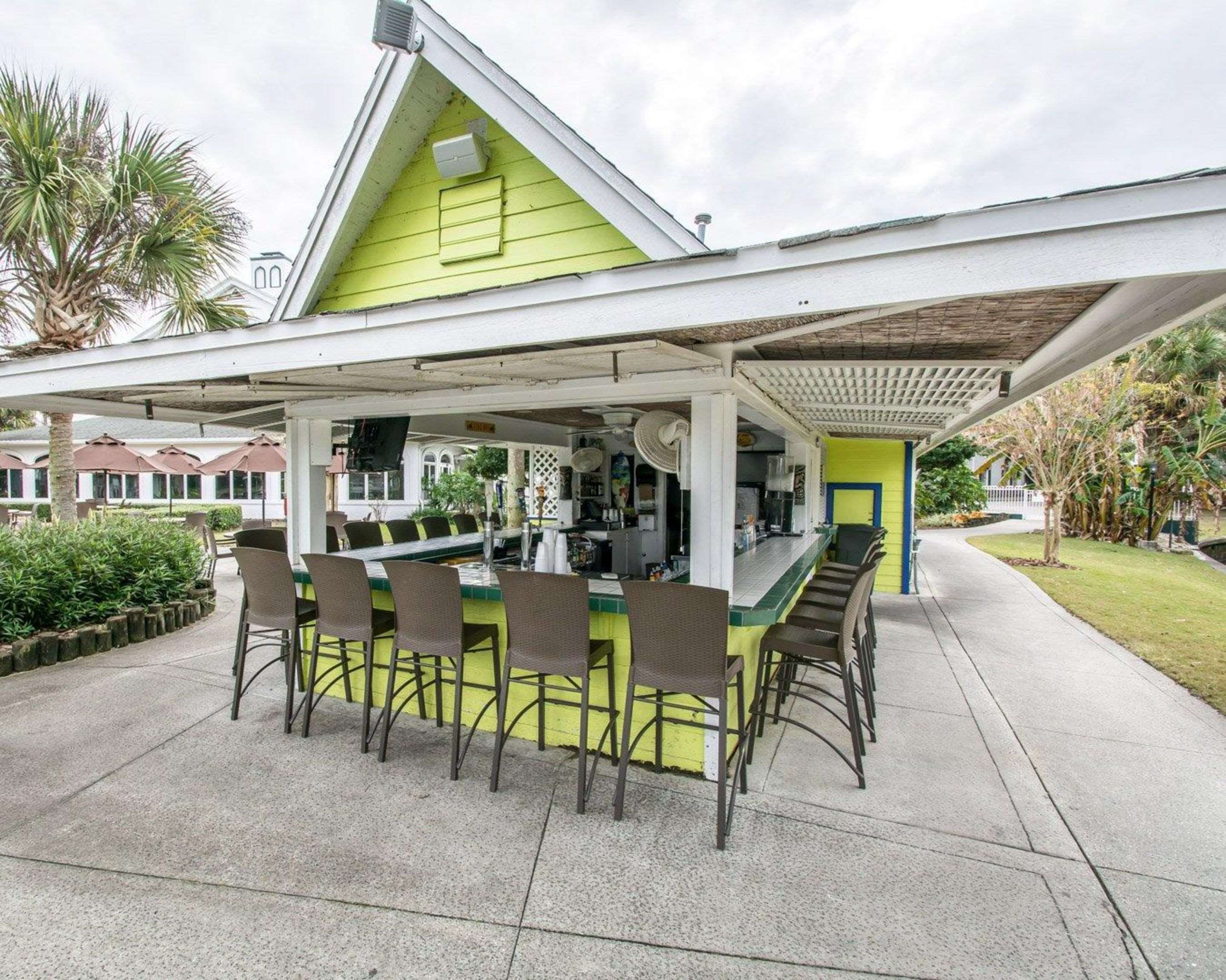 Outdoor pool with poolside bar | Plantation on Crystal River, Ascend Hotel Collection