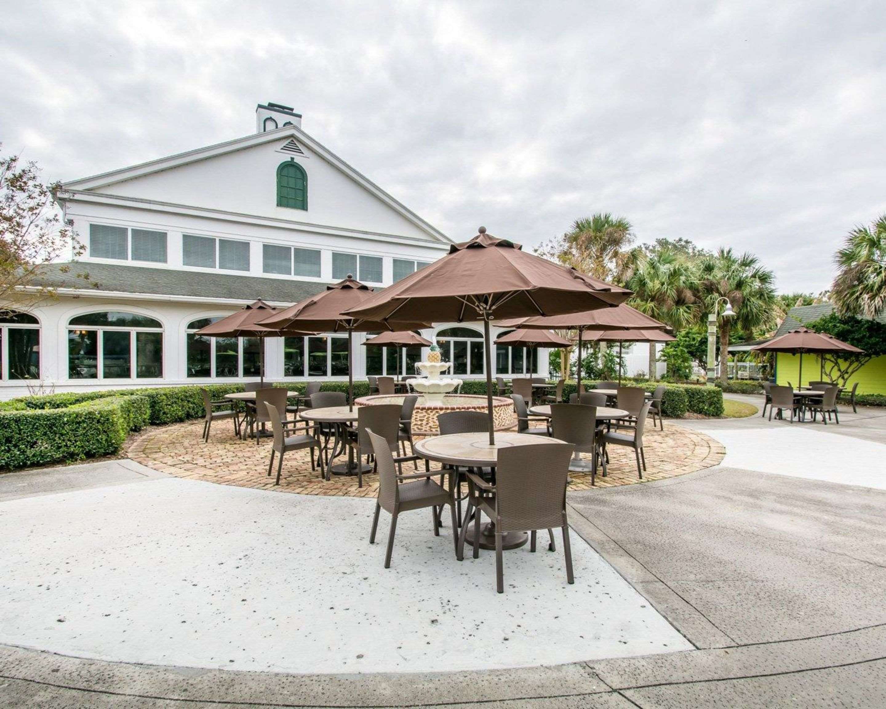 Relax on the hotel patio | Plantation on Crystal River, Ascend Hotel Collection