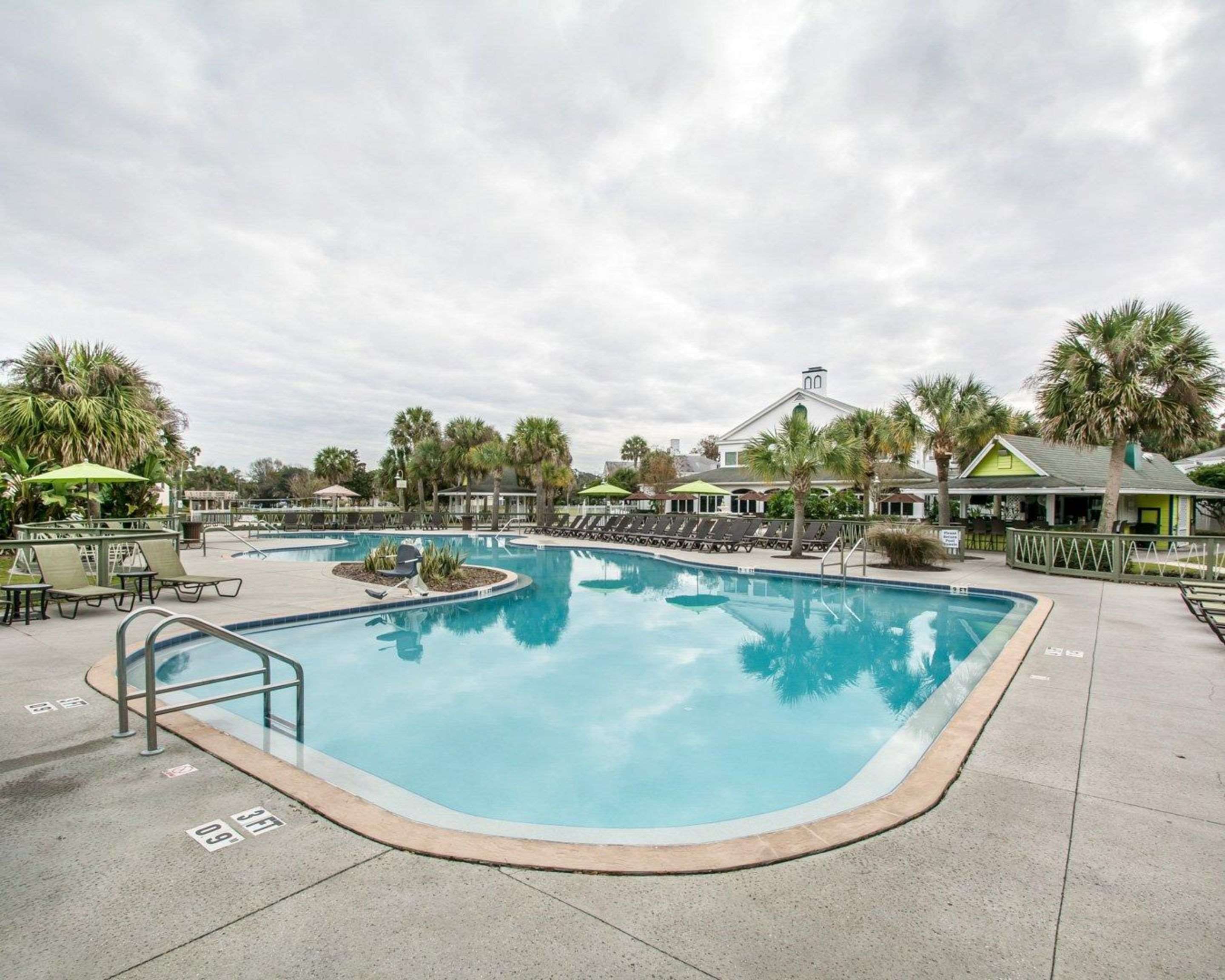 Outdoor pool with sundeck | Plantation on Crystal River, Ascend Hotel Collection