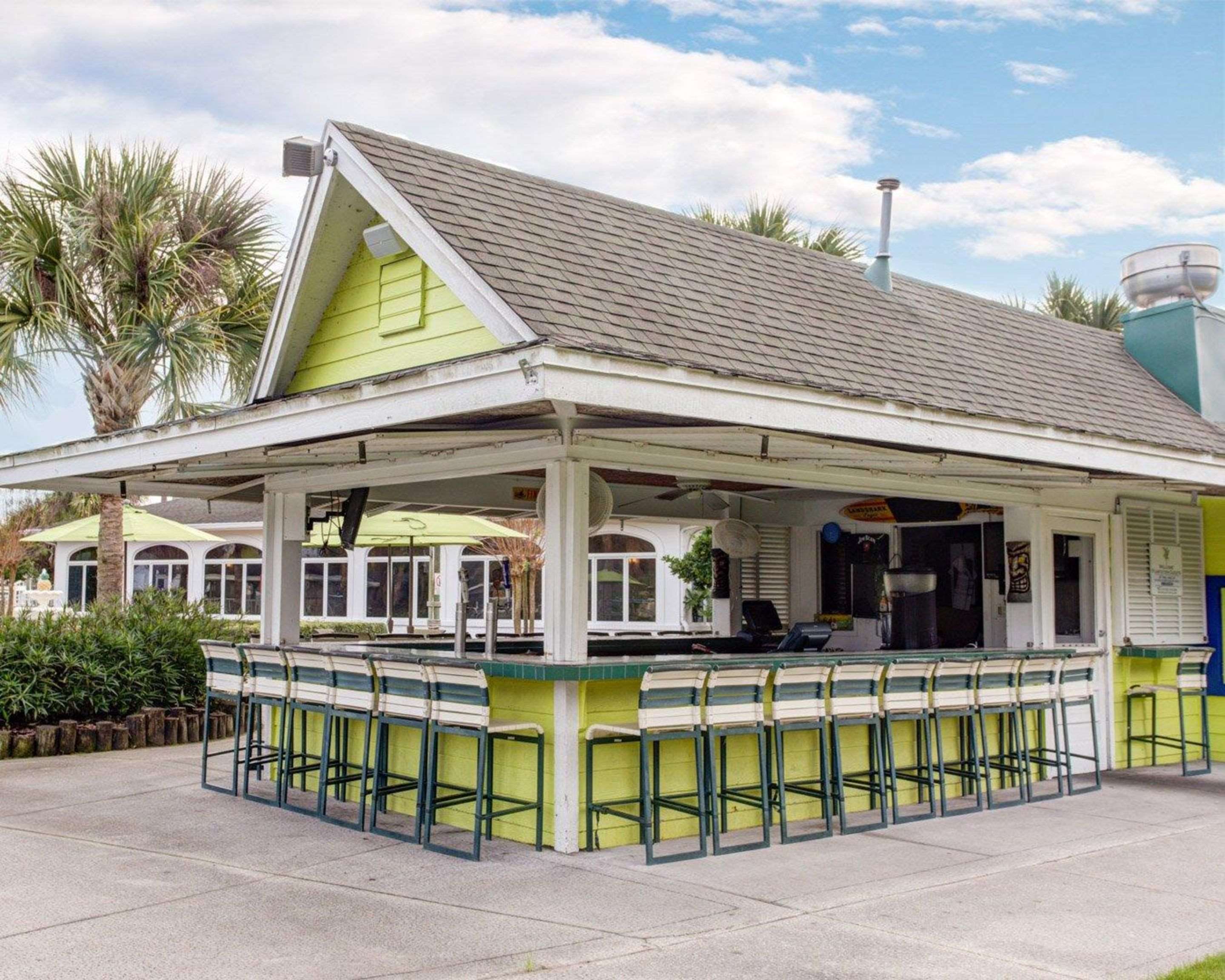 Poolside tiki bar | Plantation on Crystal River, Ascend Hotel Collection