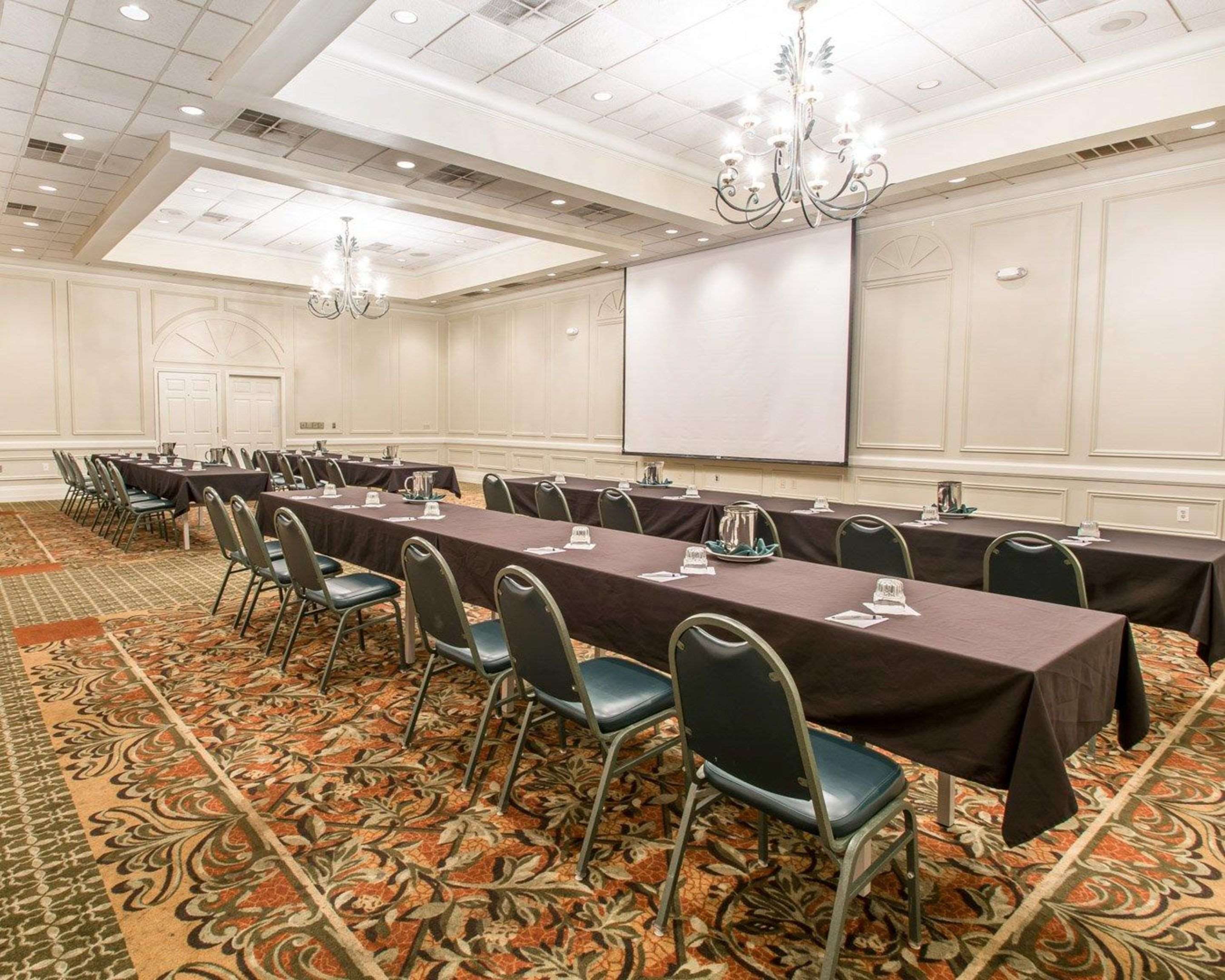 Banquetmeeting room with audiovisual equipment | Plantation on Crystal River, Ascend Hotel Collection