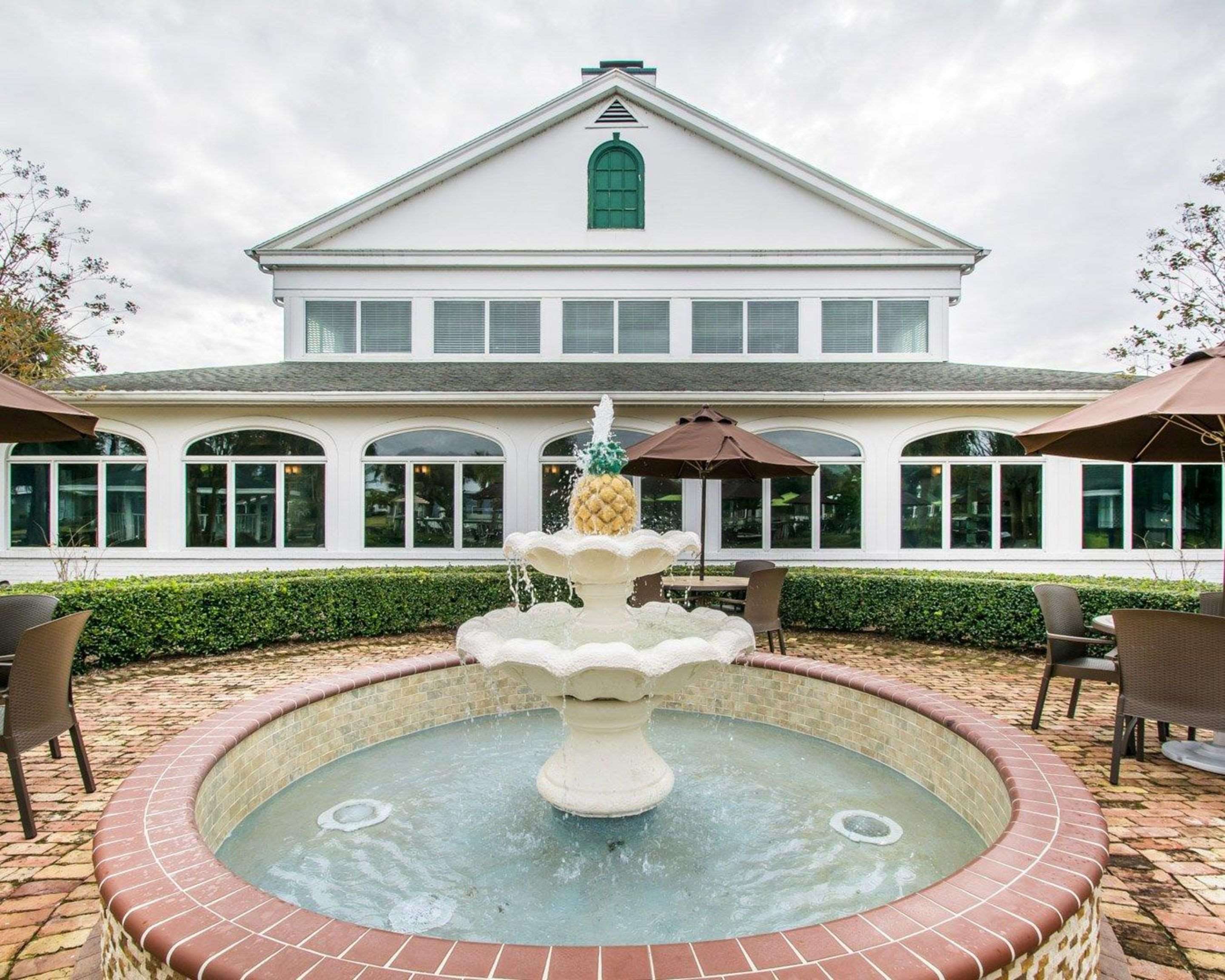 Beautiful hotel fountain | Plantation on Crystal River, Ascend Hotel Collection