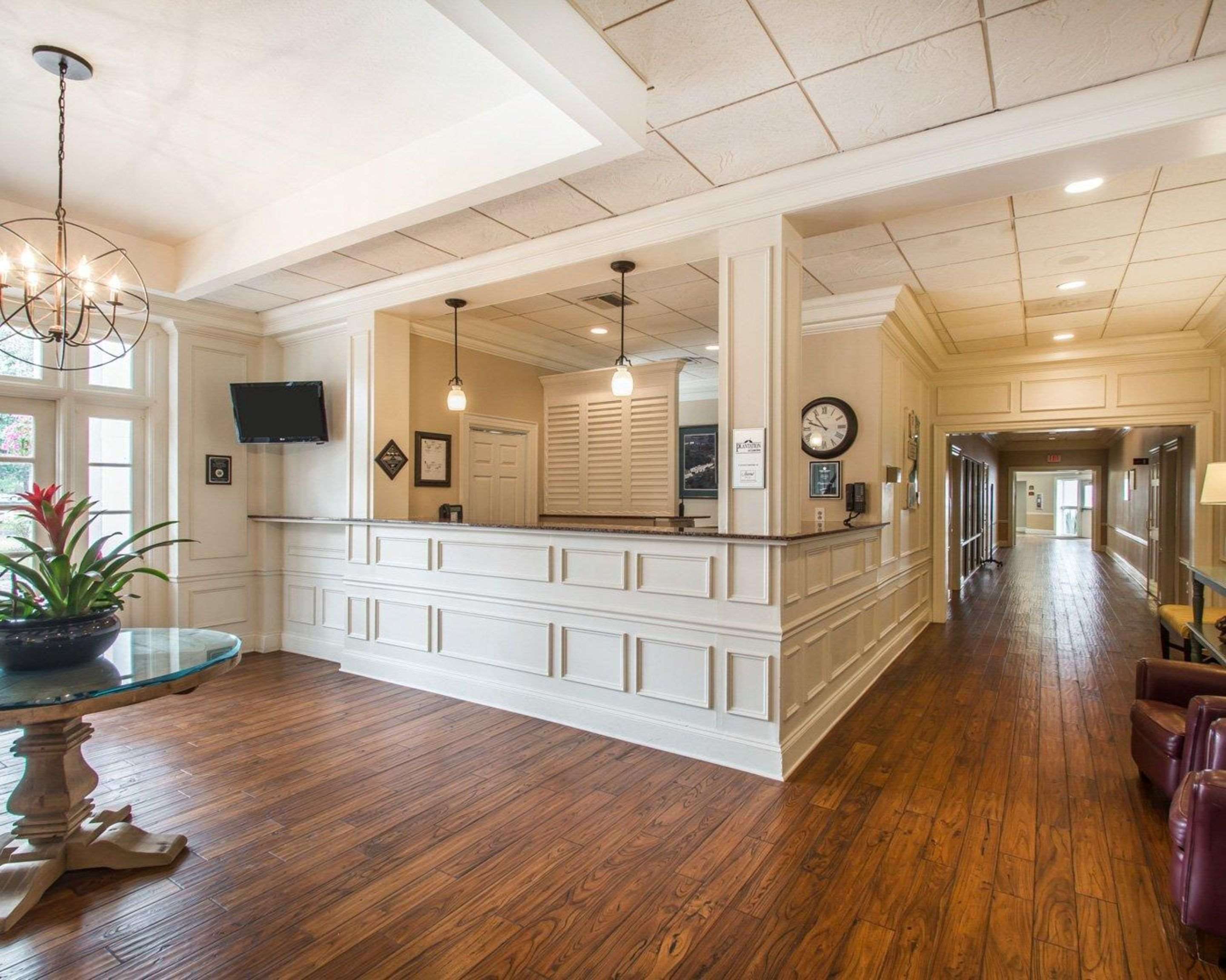 Front desk with friendly staff | Plantation on Crystal River, Ascend Hotel Collection