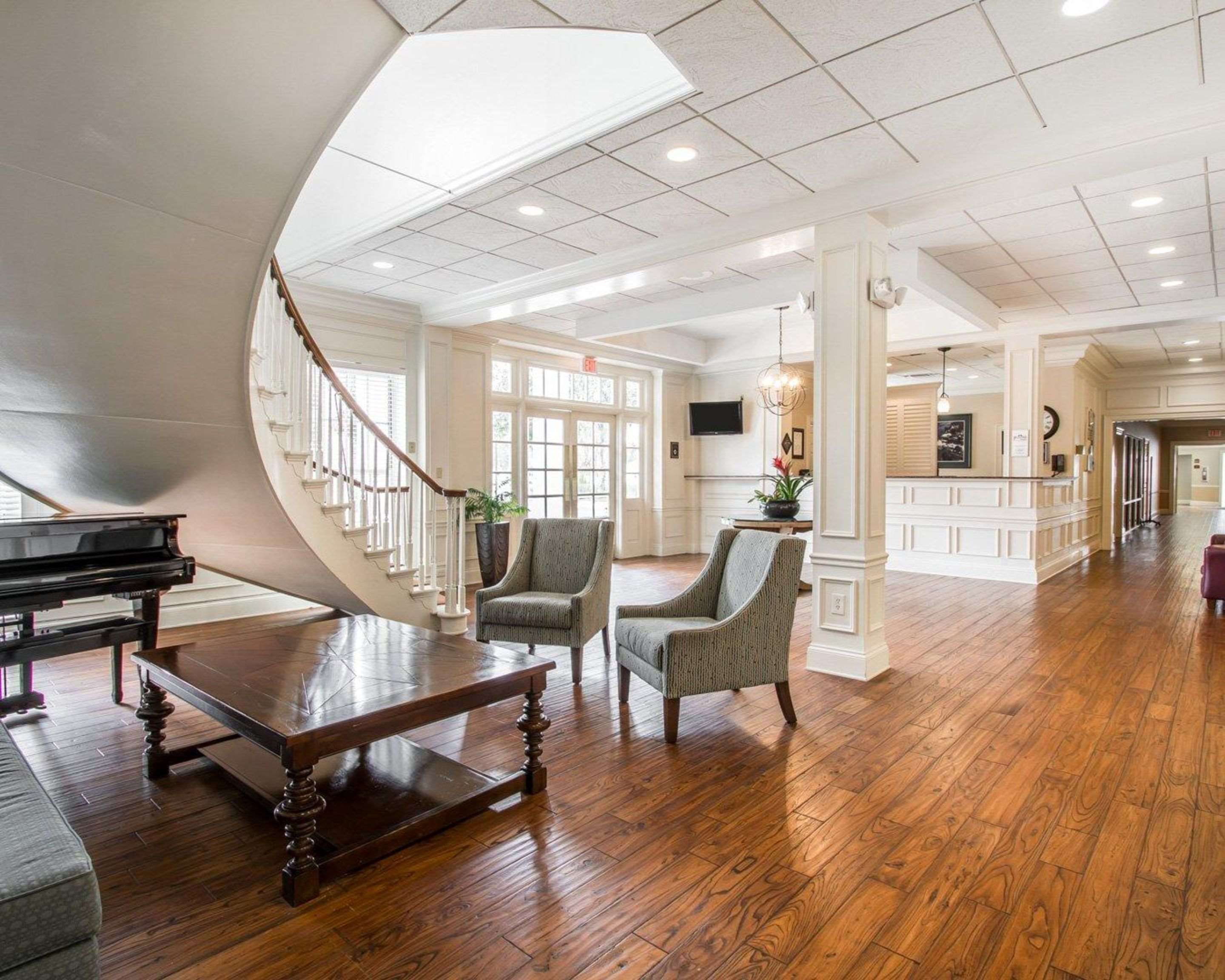 Spacious lobby with sitting area | Plantation on Crystal River, Ascend Hotel Collection
