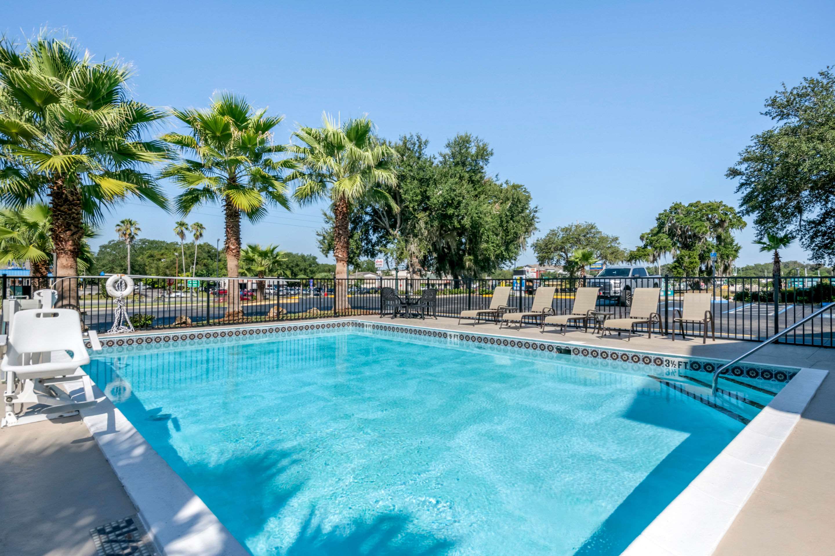 Outdoor pool | Quality Inn & Suites Leesburg Chain of Lakes