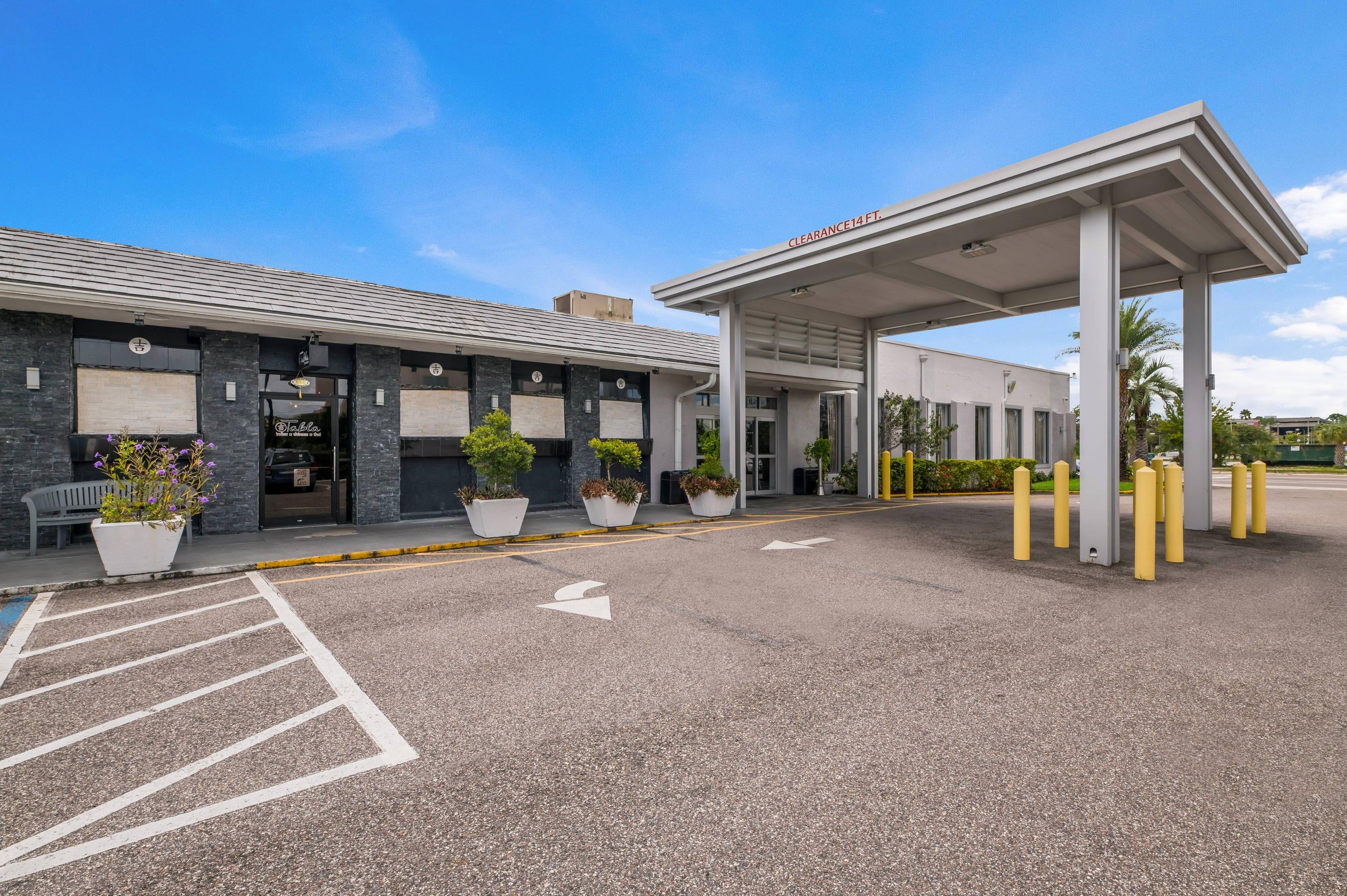 Hotel exterior | Clarion Inn & Suites Across From Universal Orlando Resort