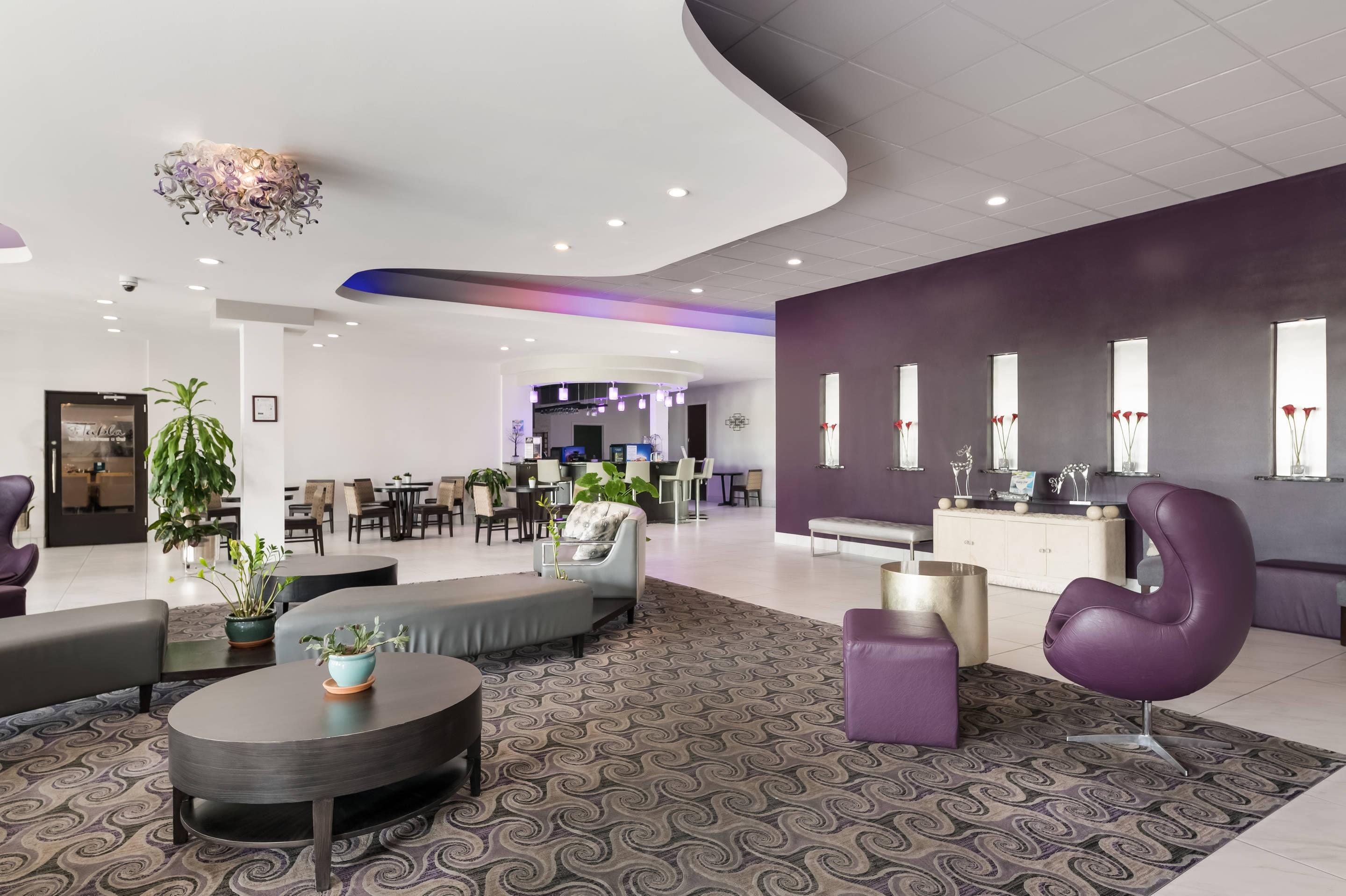 Lobby with sitting area | Clarion Inn & Suites Across From Universal Orlando Resort