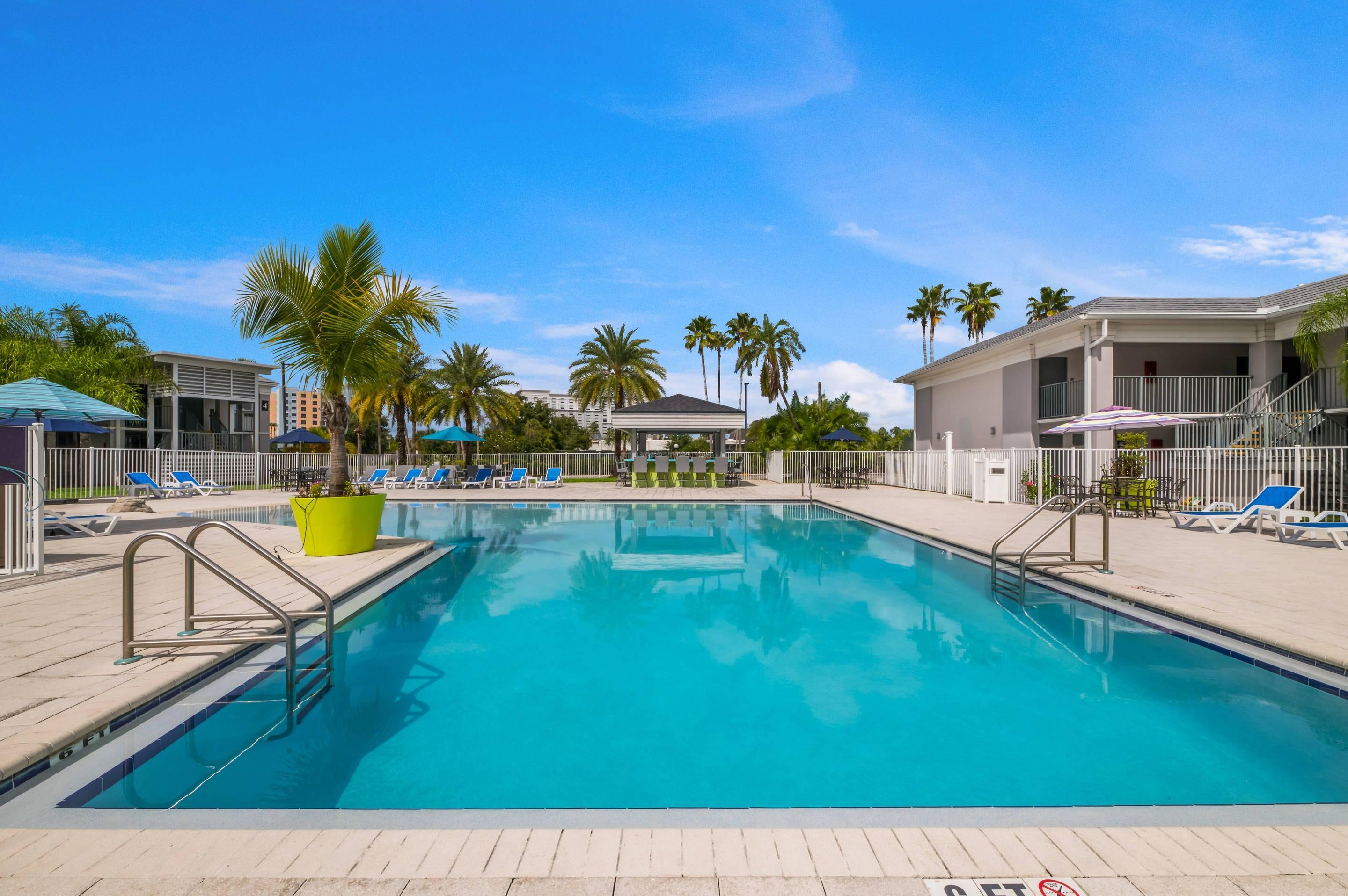 Outdoor pool | Clarion Inn & Suites Across From Universal Orlando Resort