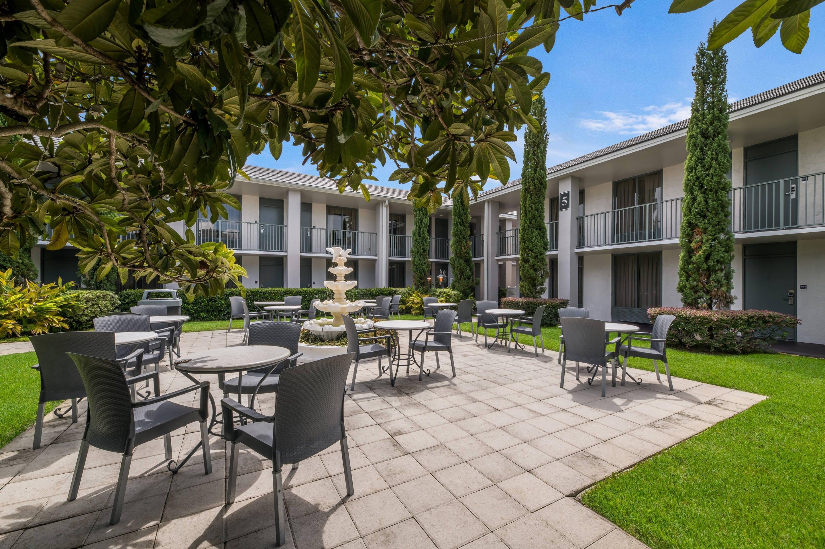 Courtyard | Clarion Inn & Suites Across From Universal Orlando Resort