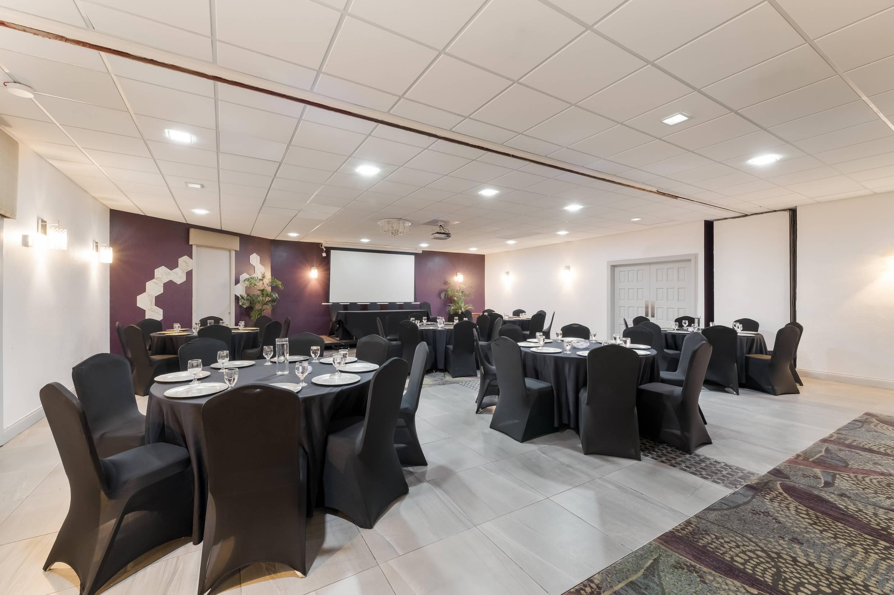 Meeting room | Clarion Inn & Suites Across From Universal Orlando Resort