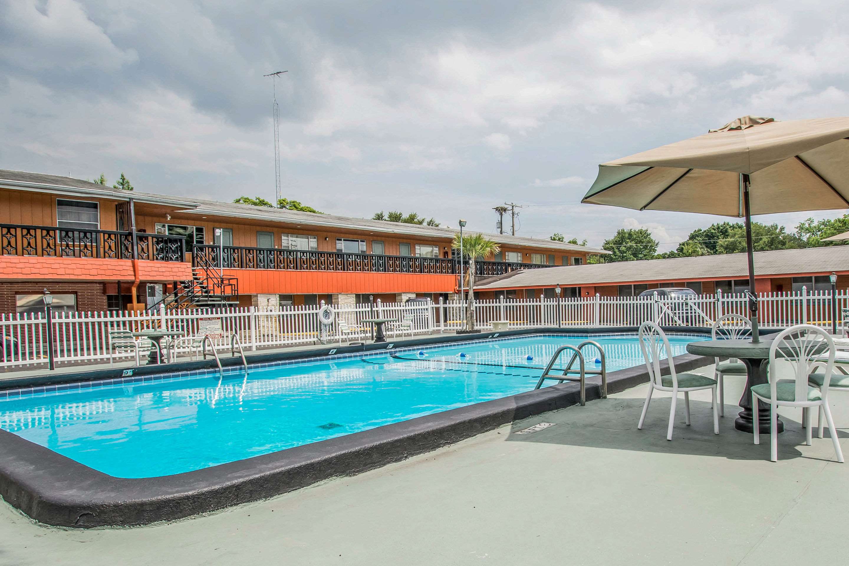 Outdoor pool | Rodeway Inn & Suites Winter Haven Chain of Lakes