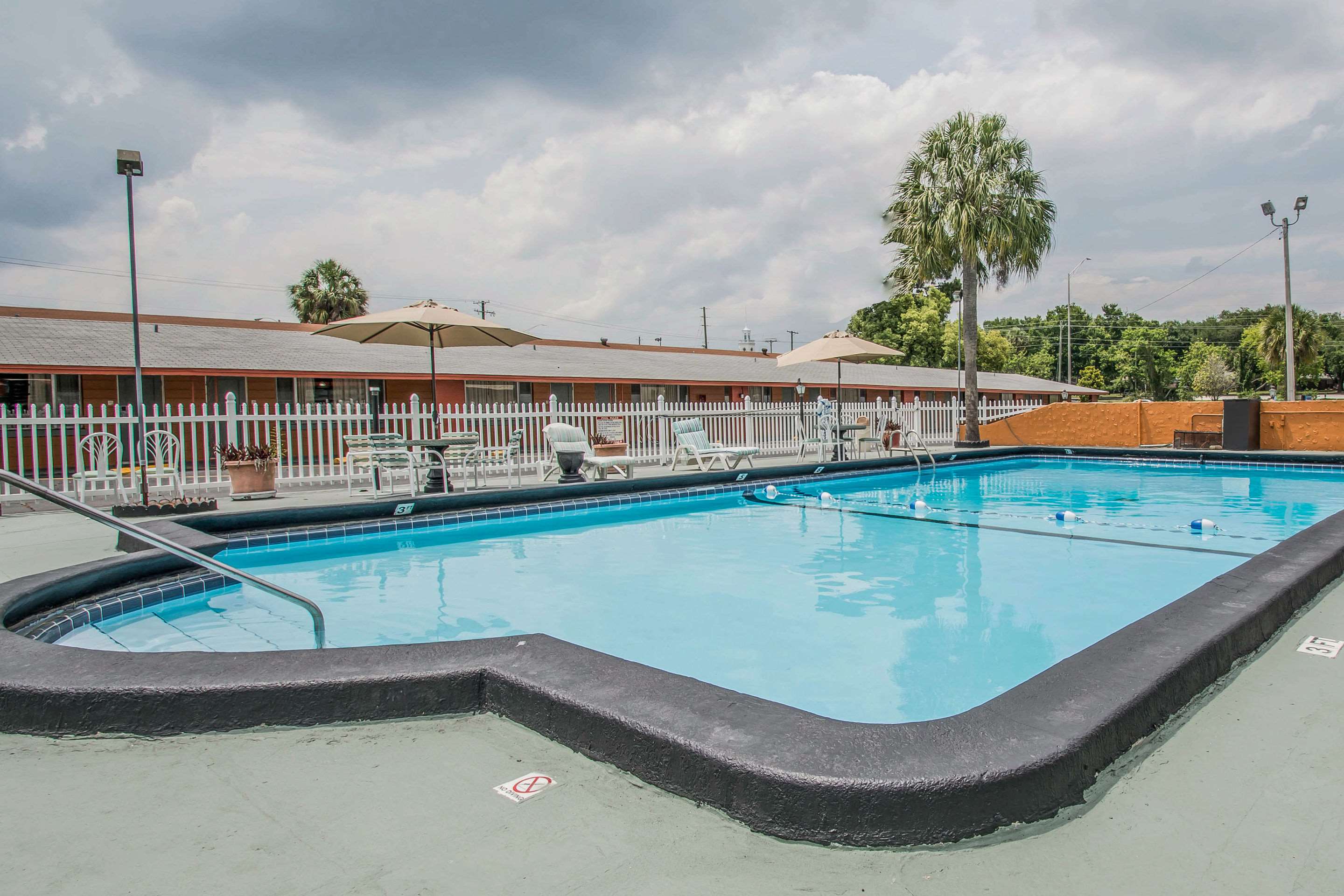 Outdoor pool | Rodeway Inn & Suites Winter Haven Chain of Lakes