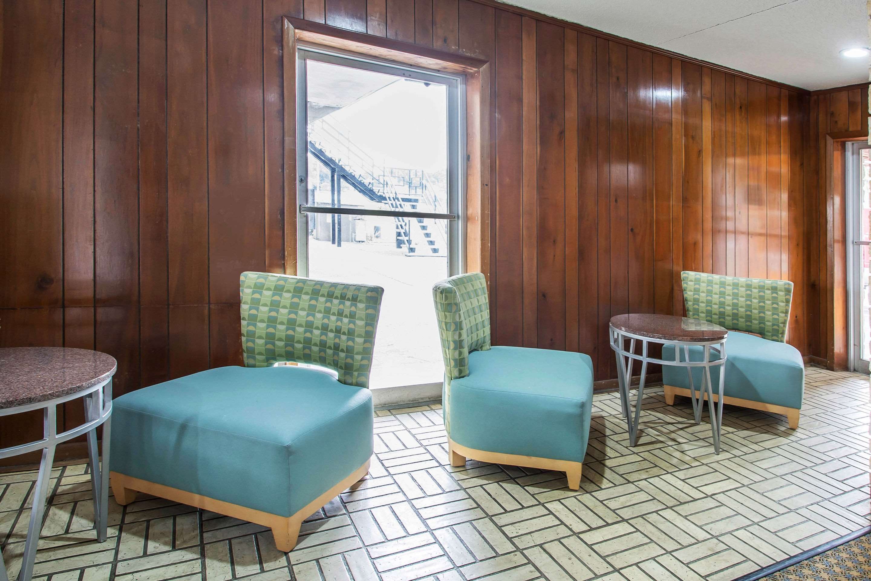 Breakfast area | Rodeway Inn & Suites Winter Haven Chain of Lakes