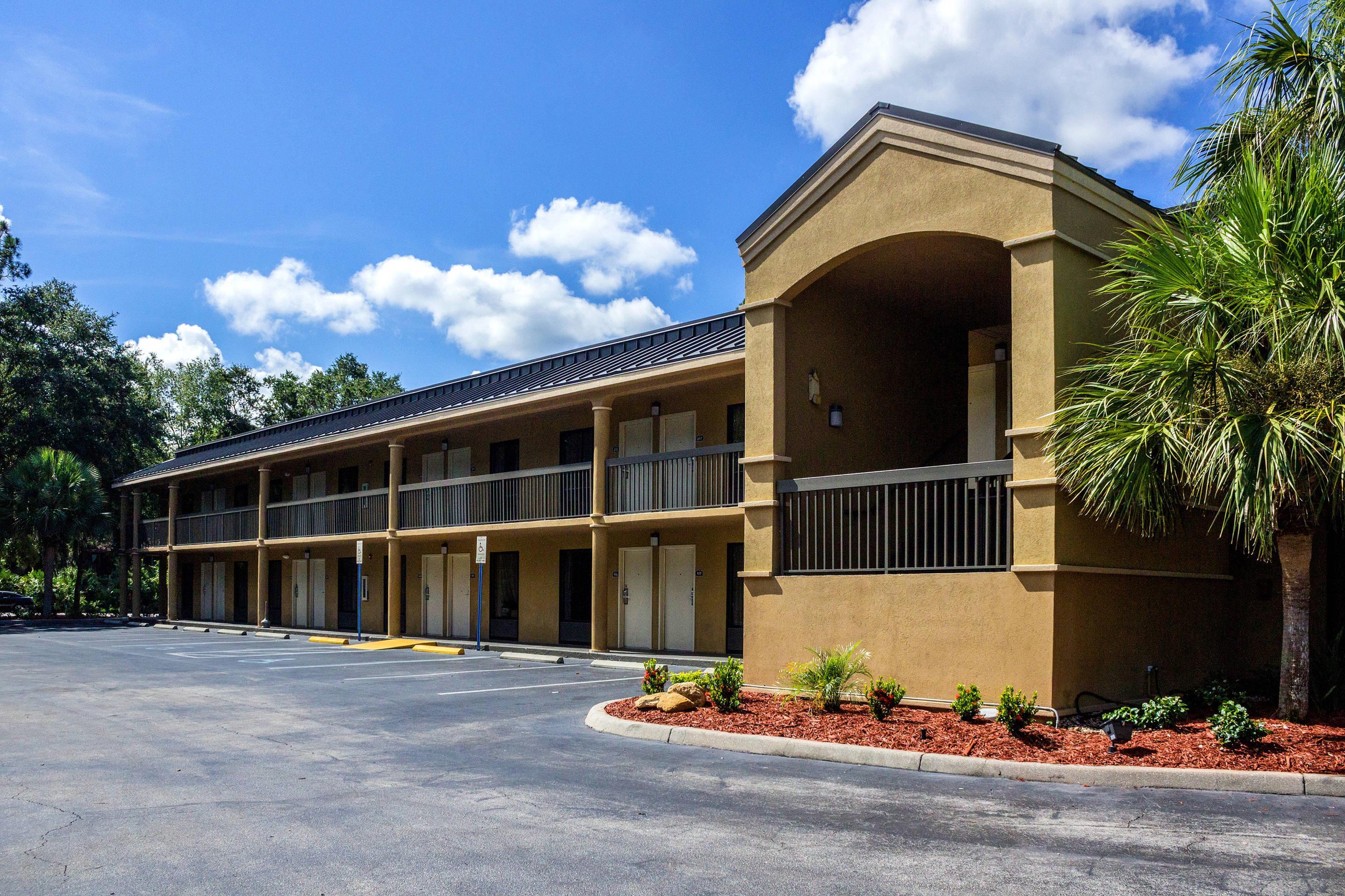 Hotel exterior | Econo Lodge