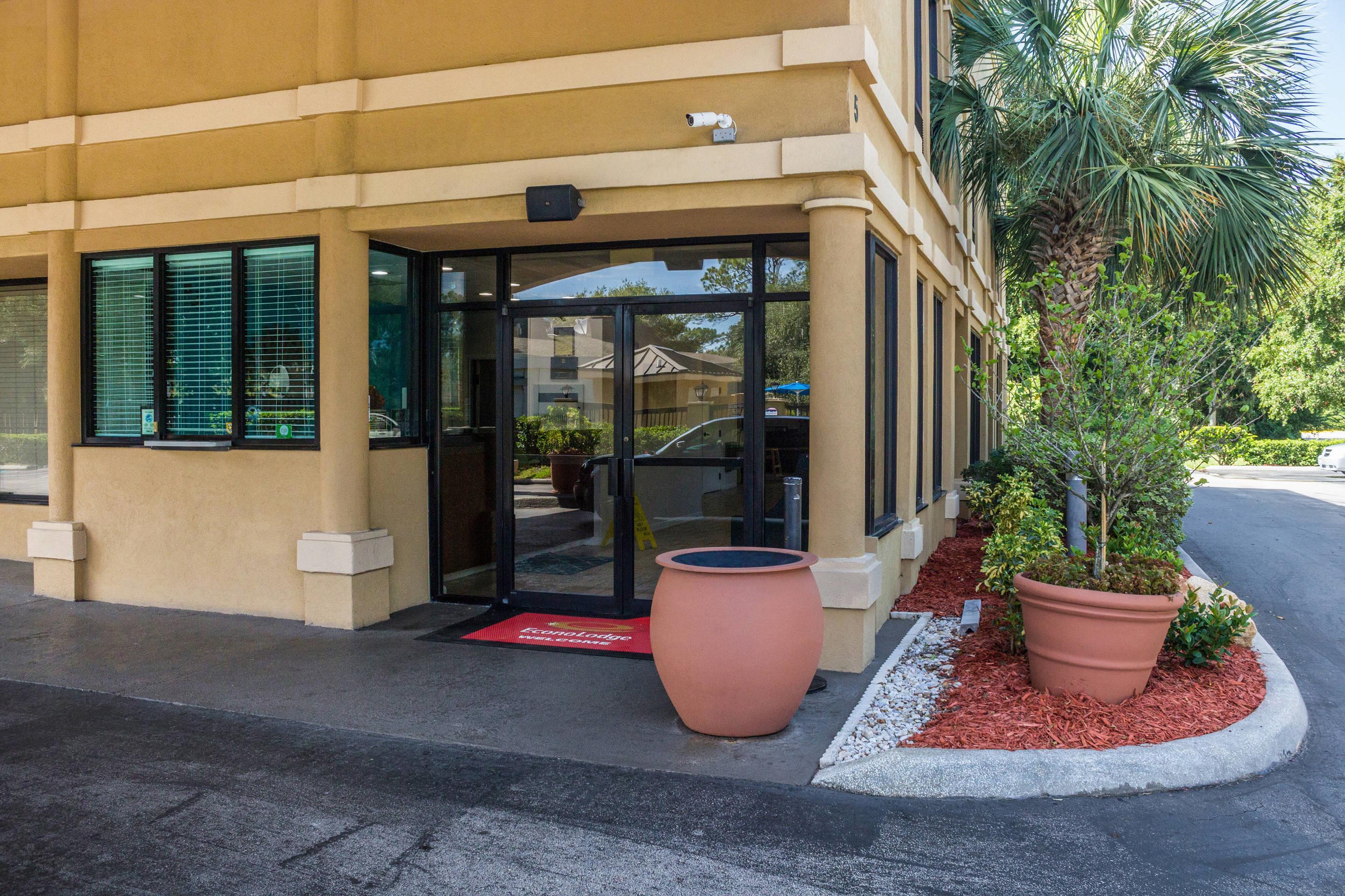 Hotel exterior | Econo Lodge