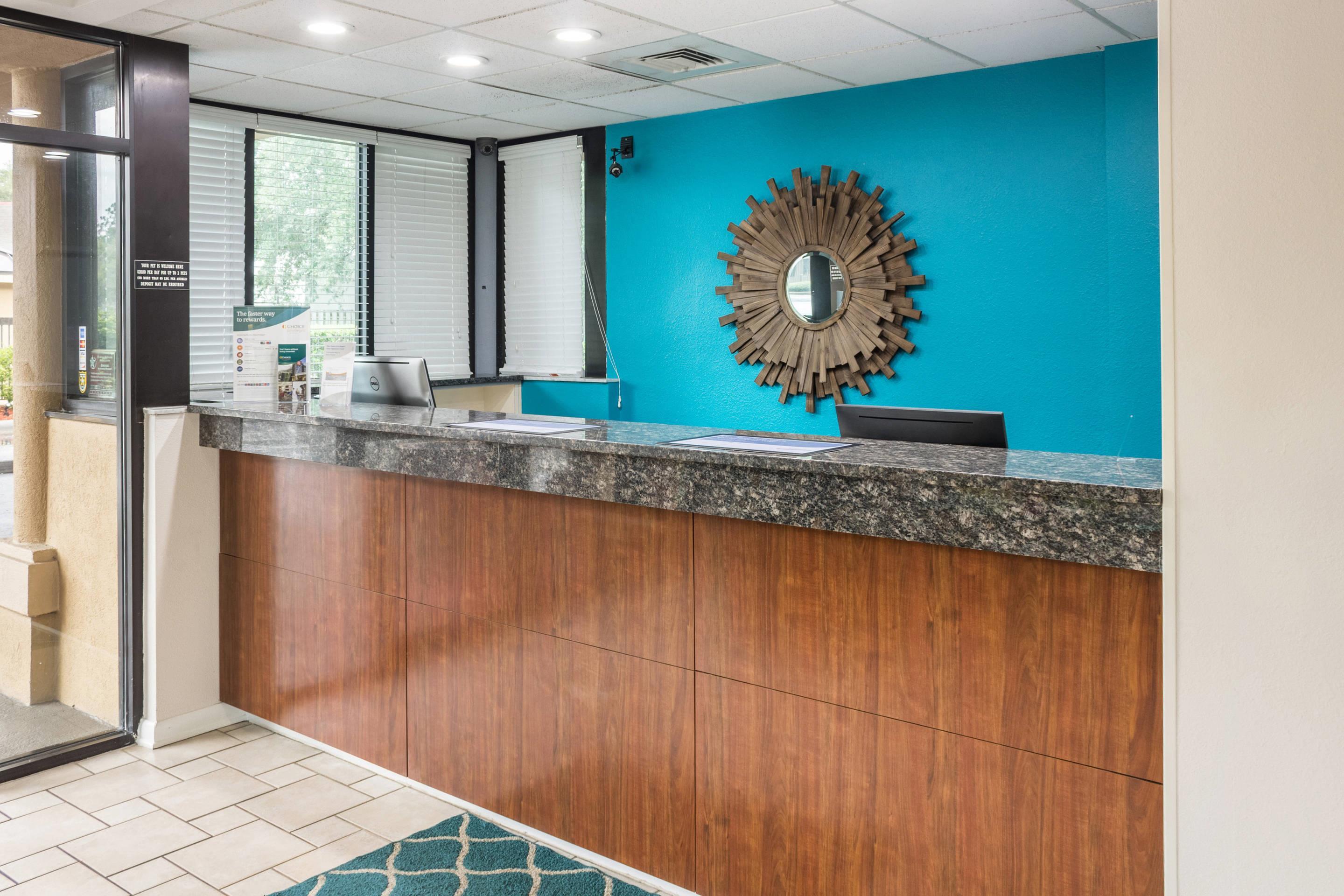 Front desk | Econo Lodge
