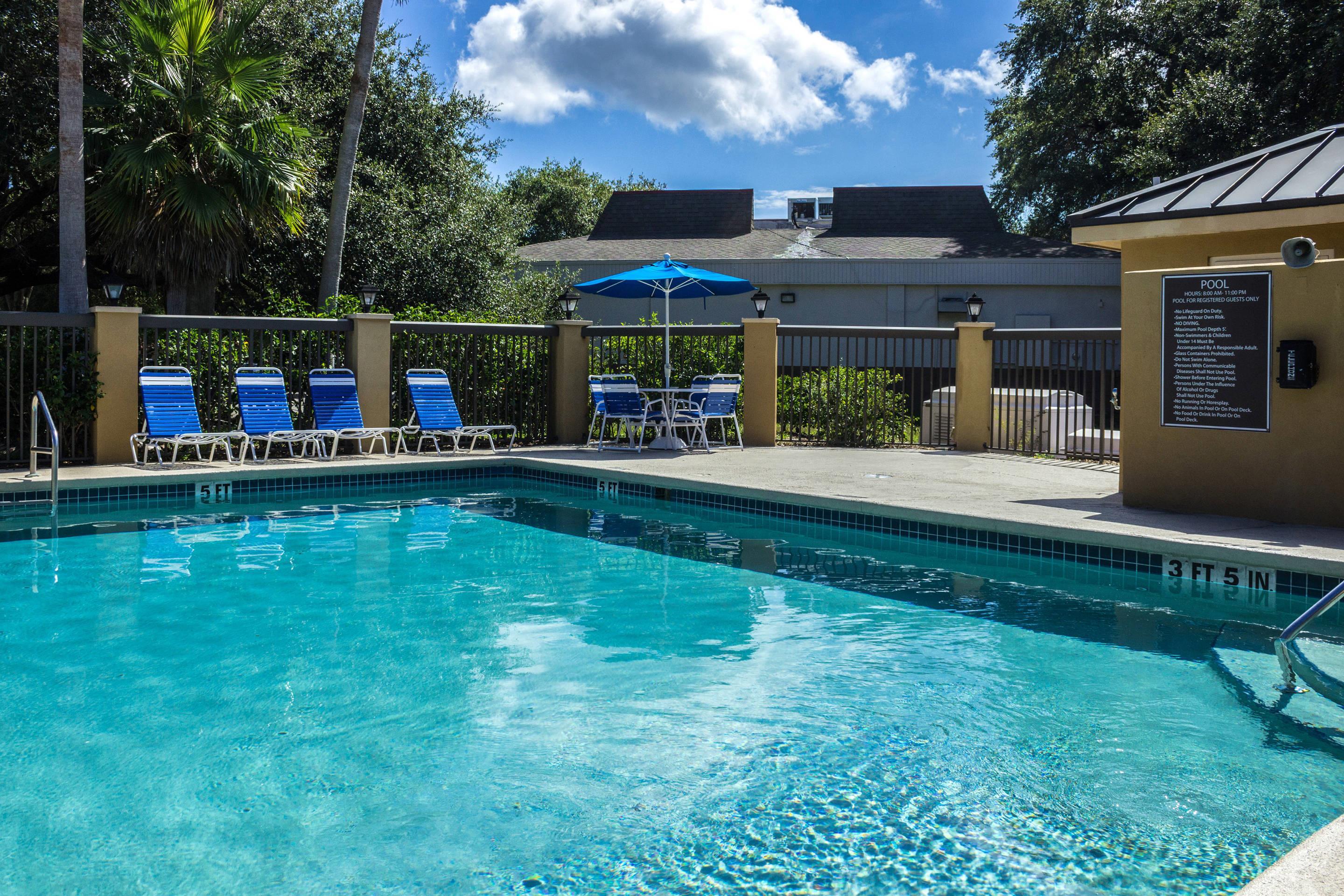 Outdoor pool | Econo Lodge