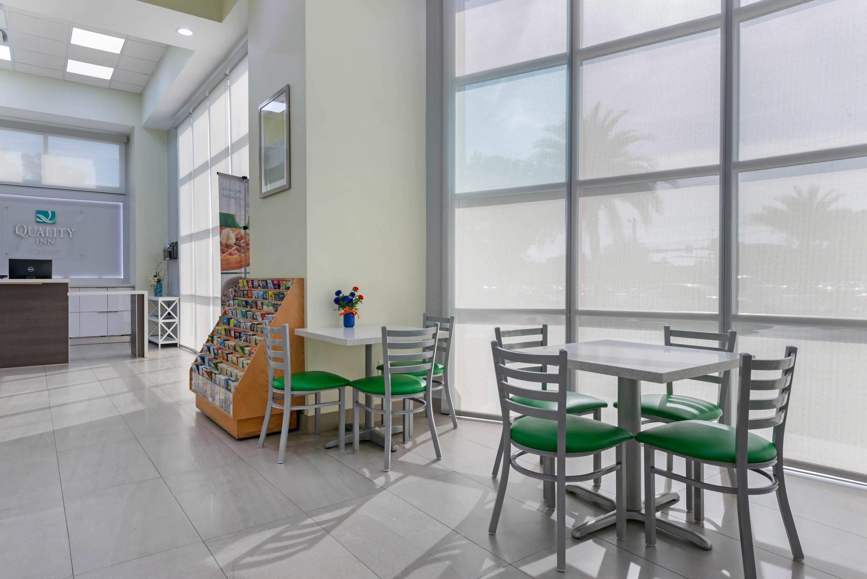 Breakfast area | Quality Inn University North I-75