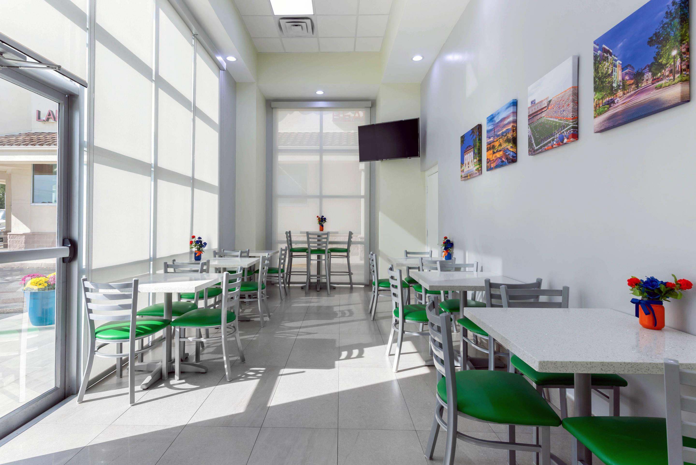 Breakfast area | Quality Inn University North I-75