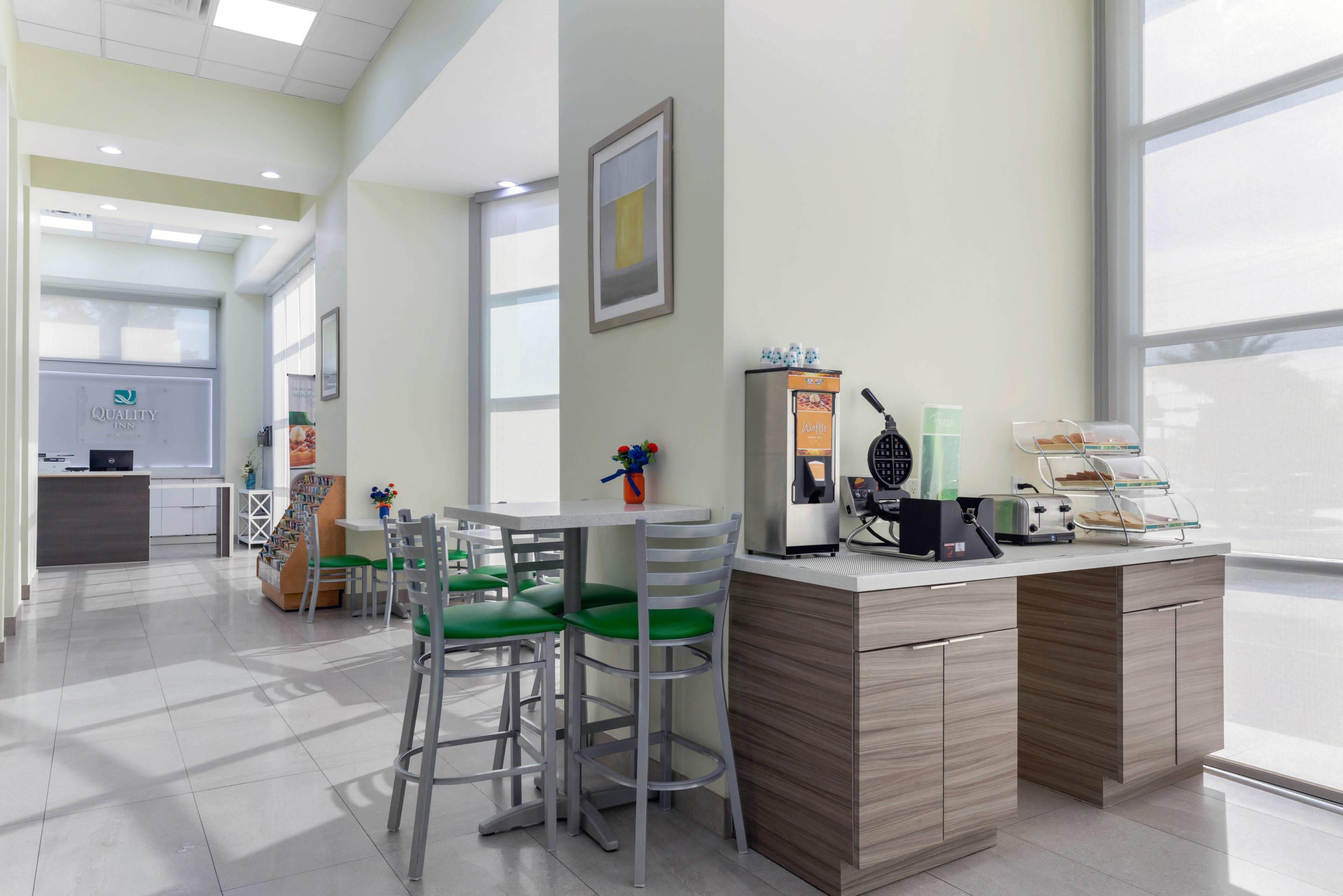 Breakfast area | Quality Inn University North I-75