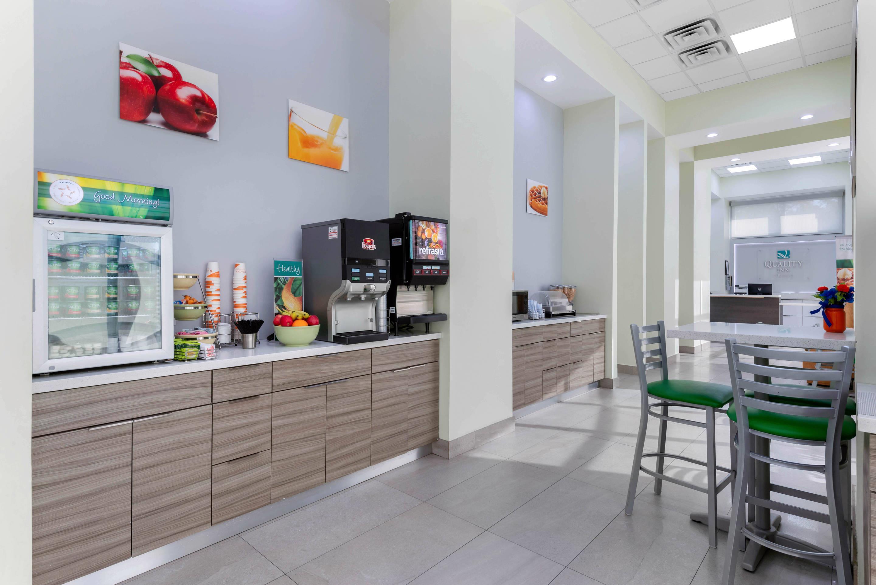 Breakfast area | Quality Inn University North I-75