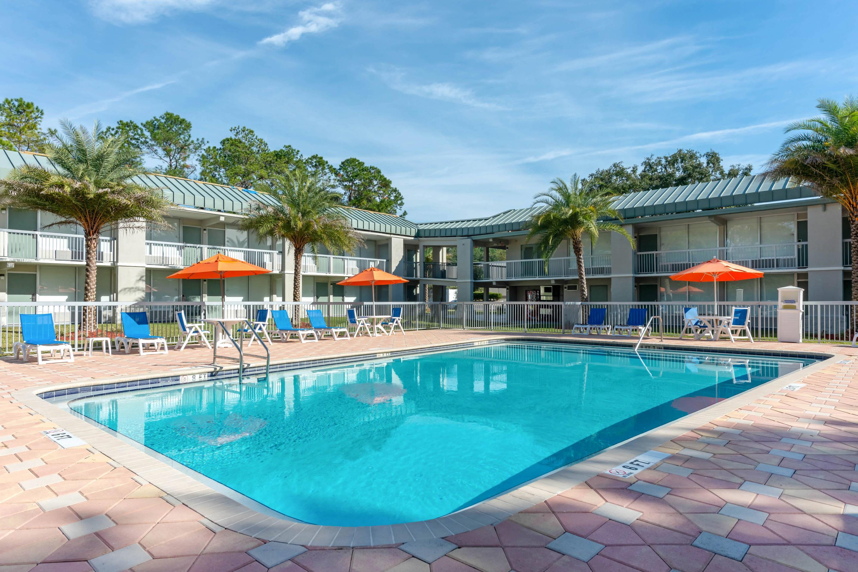 Outdoor pool | Quality Inn University North I-75