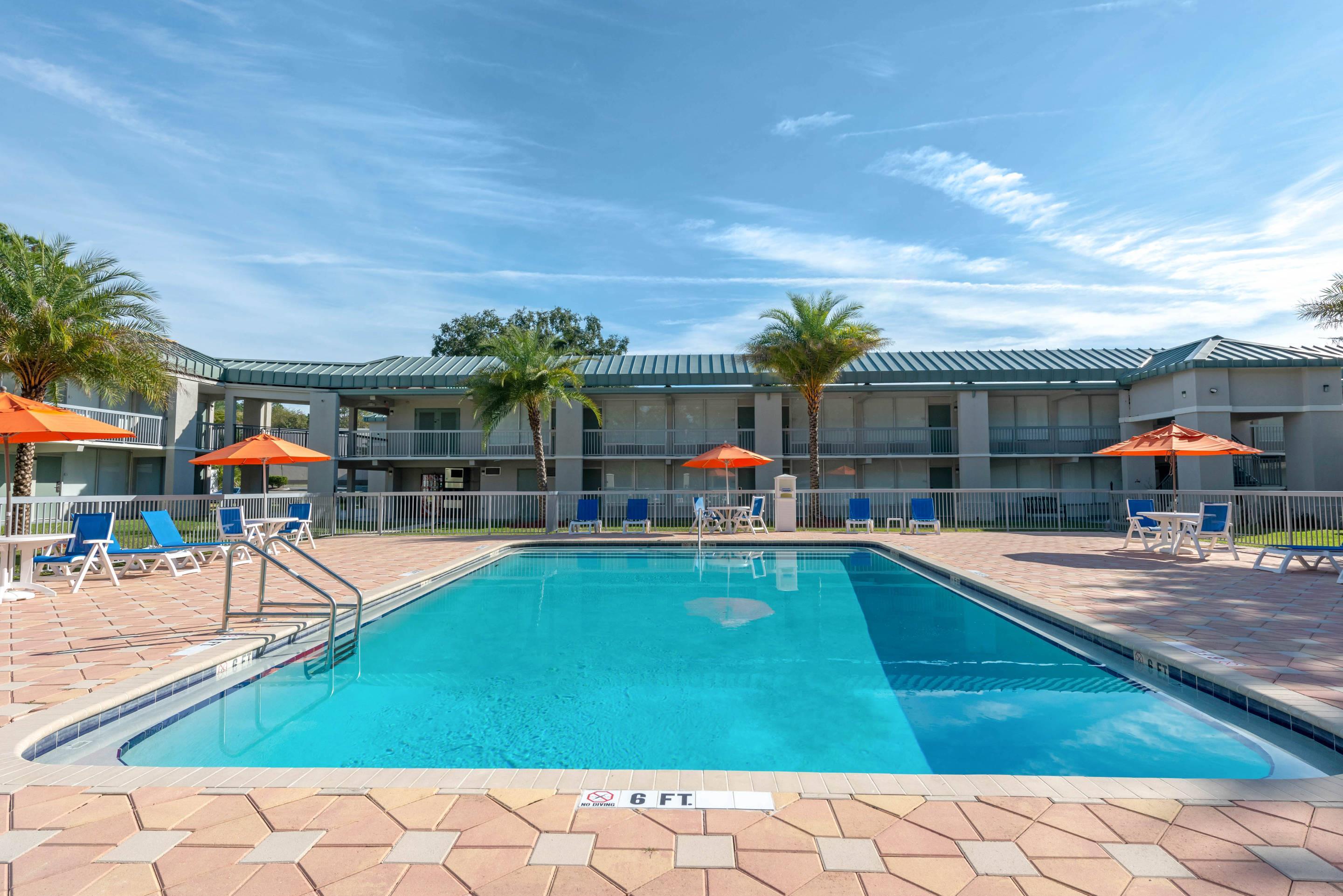 Outdoor pool | Quality Inn University North I-75