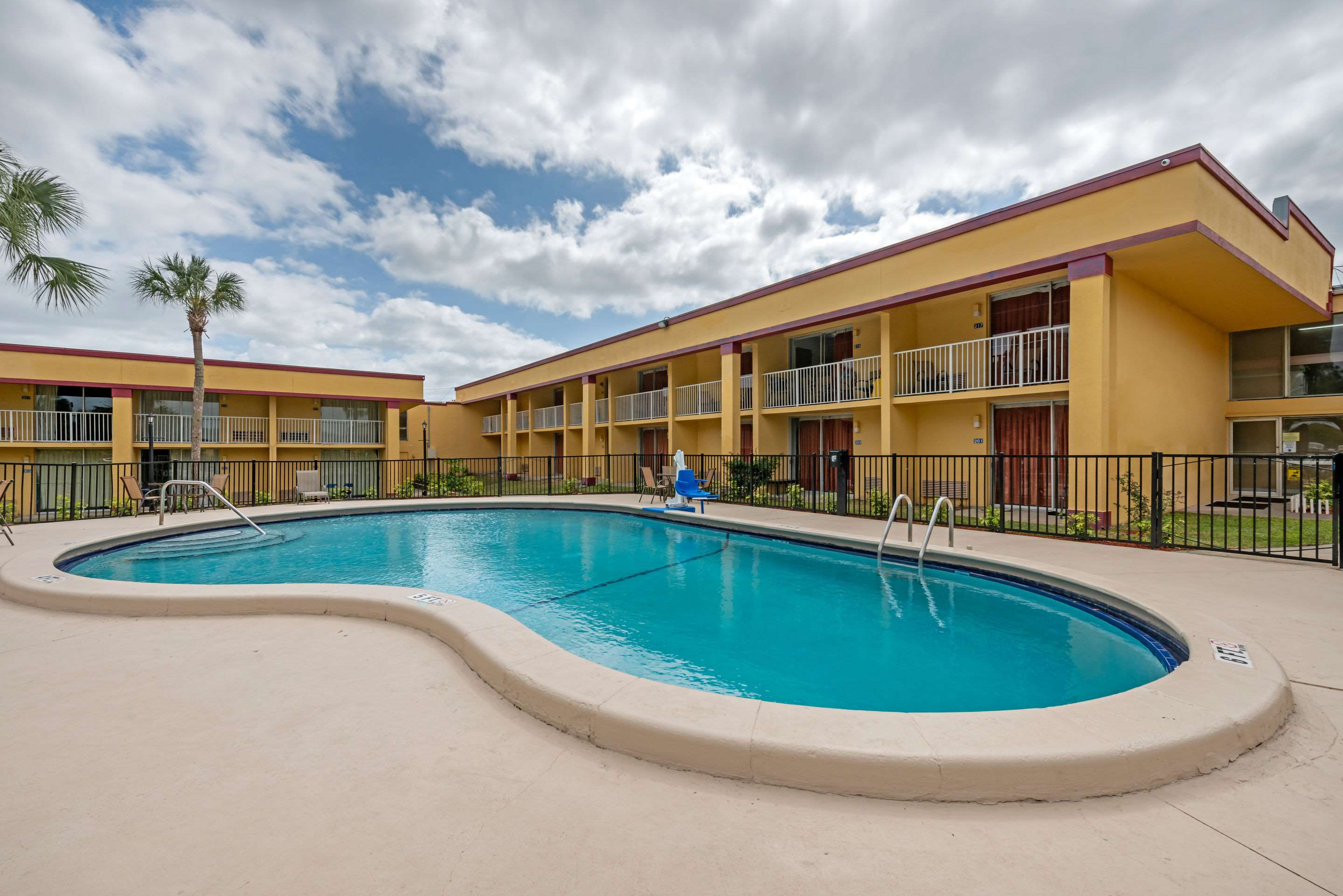 Outdoor pool | Rodeway Inn