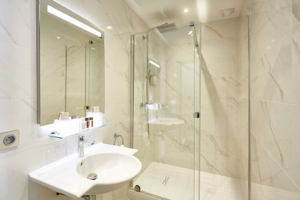 QUALITY HOTEL BORDEAUX CENTRE-guestroom-Guest Room,Bathroom,On-Site.jpg
