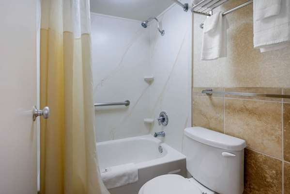  - Quality Inn Historic District Savannah - I-16, Exit 167