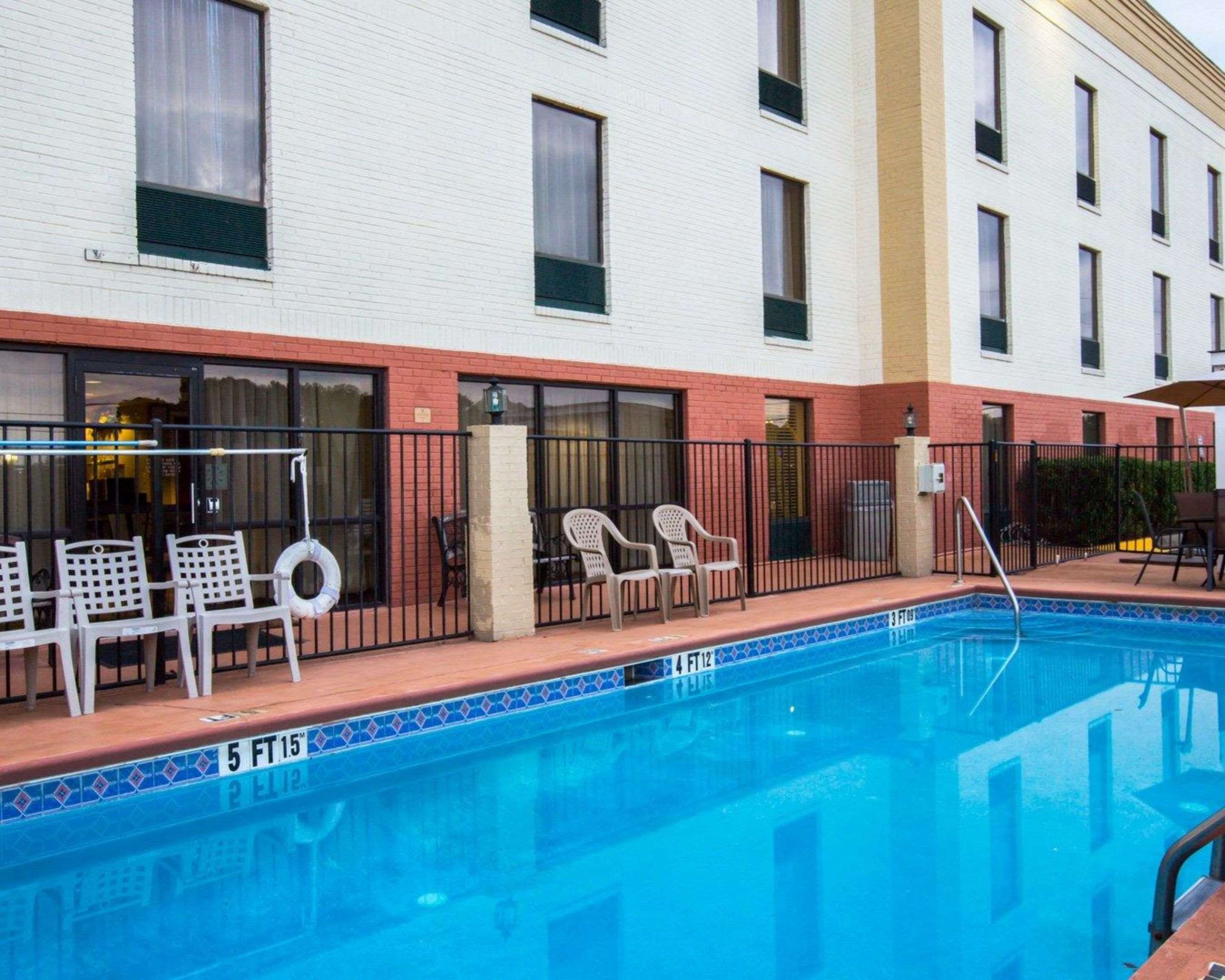 Outdoor pool | Comfort Suites Cumming