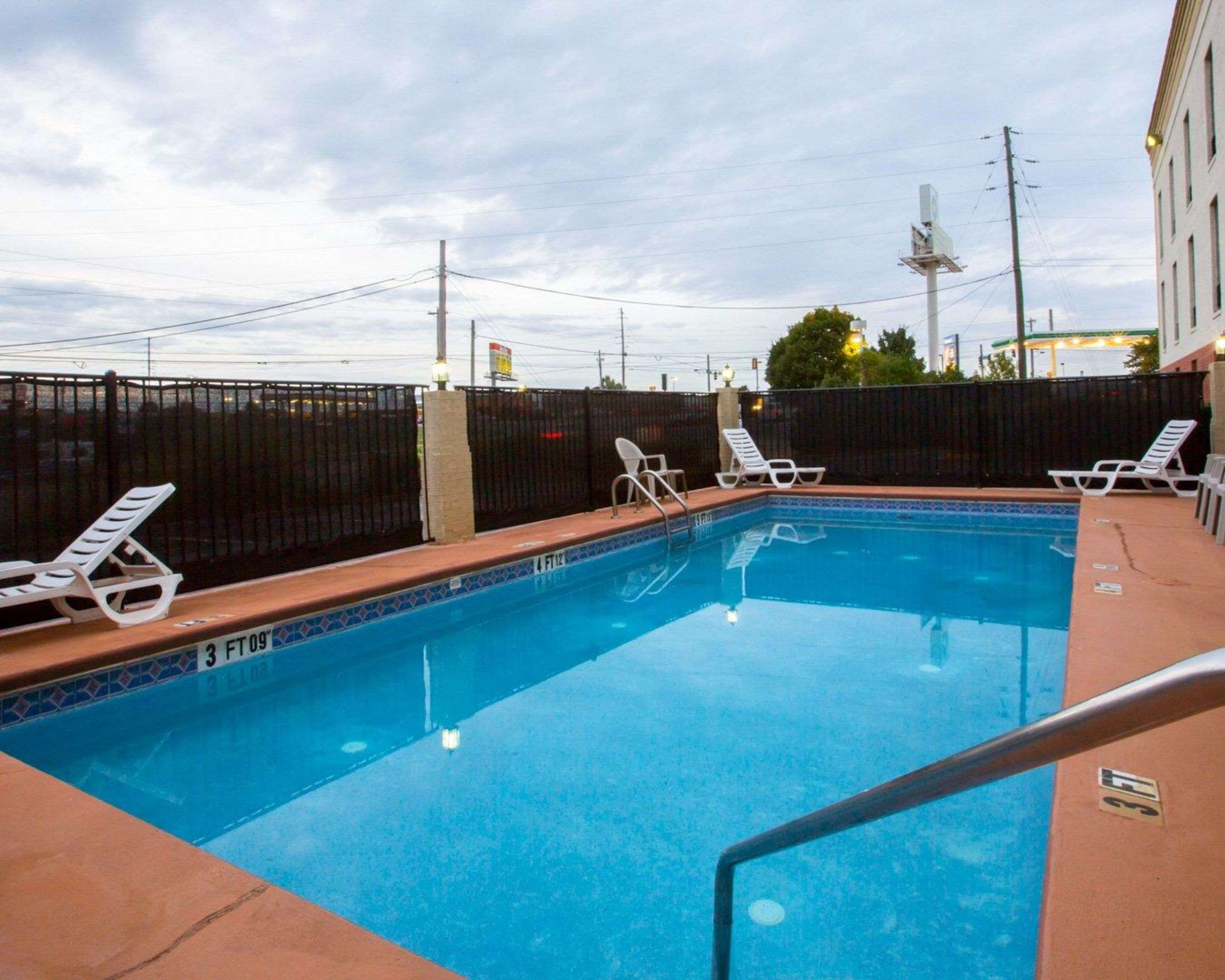 Outdoor pool | Comfort Suites Cumming