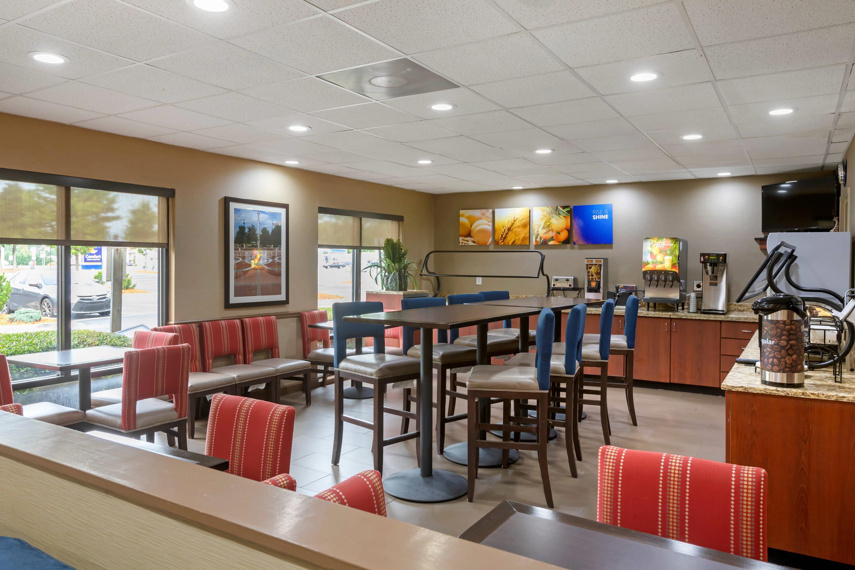 Breakfast area | Comfort Inn & Suites Peachtree Corners