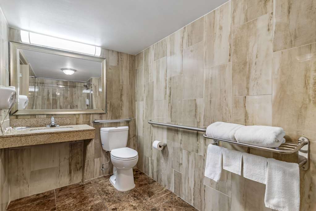 QUALITY INN AND SUITES MORROW ATLAN-guestroom-Guest Room,Bathroom,On-Site.jpg