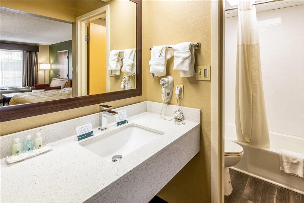 QUALITY INN PERRY - NATIONAL FAIRGR-guestroom-Guest Room,Bathroom,On-Site.jpg