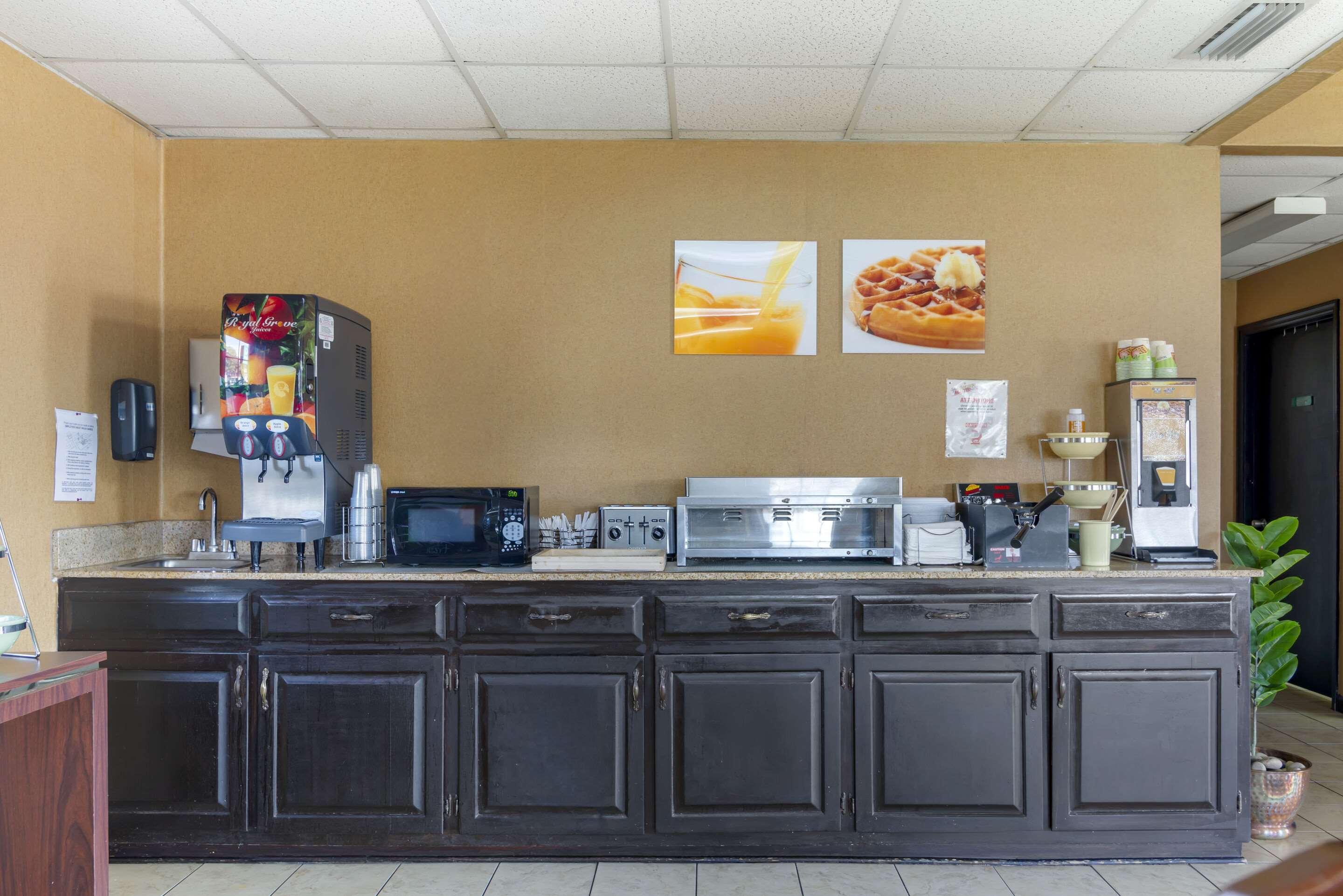 Breakfast counter | Quality Inn Cordele