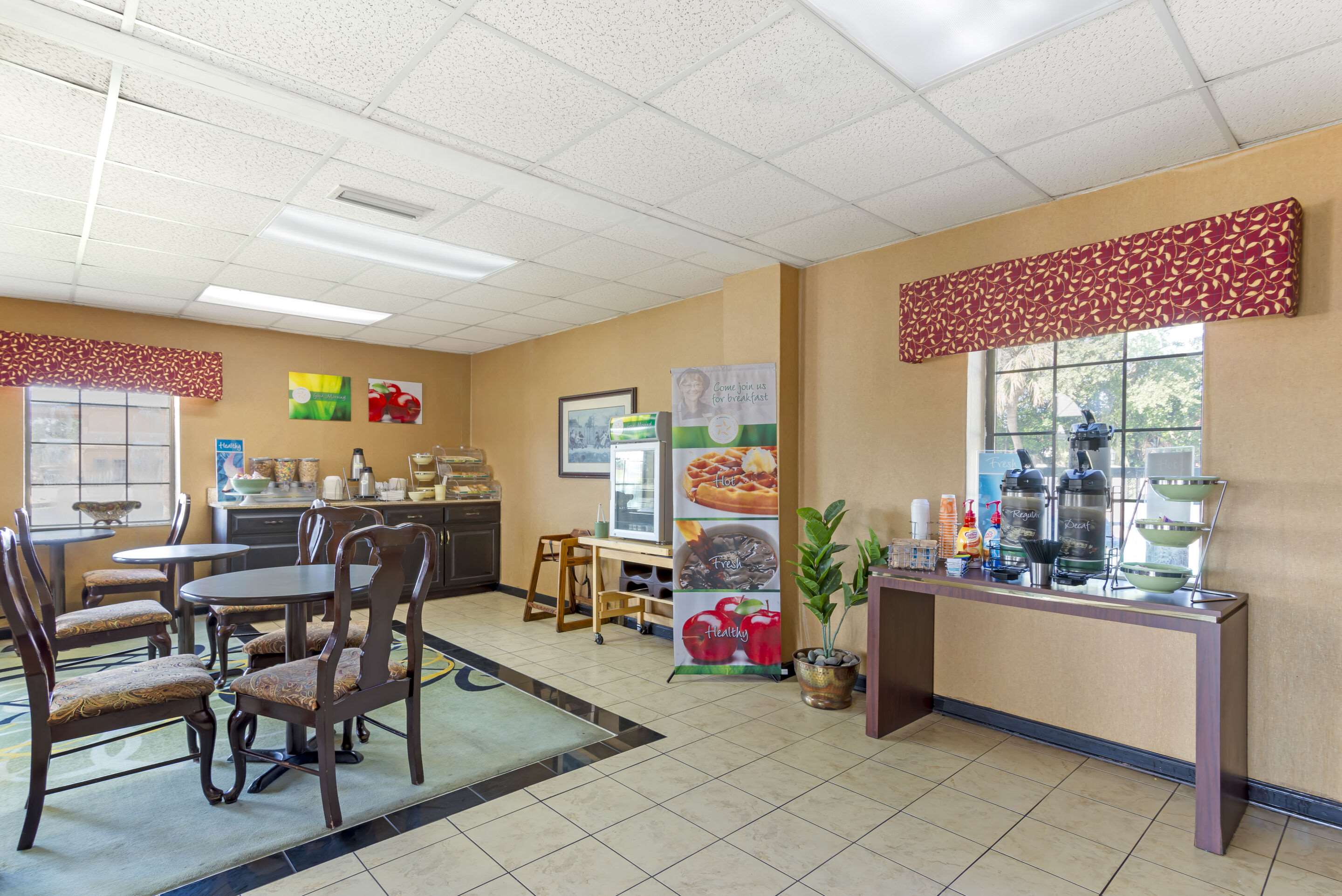Breakfast area | Quality Inn Cordele