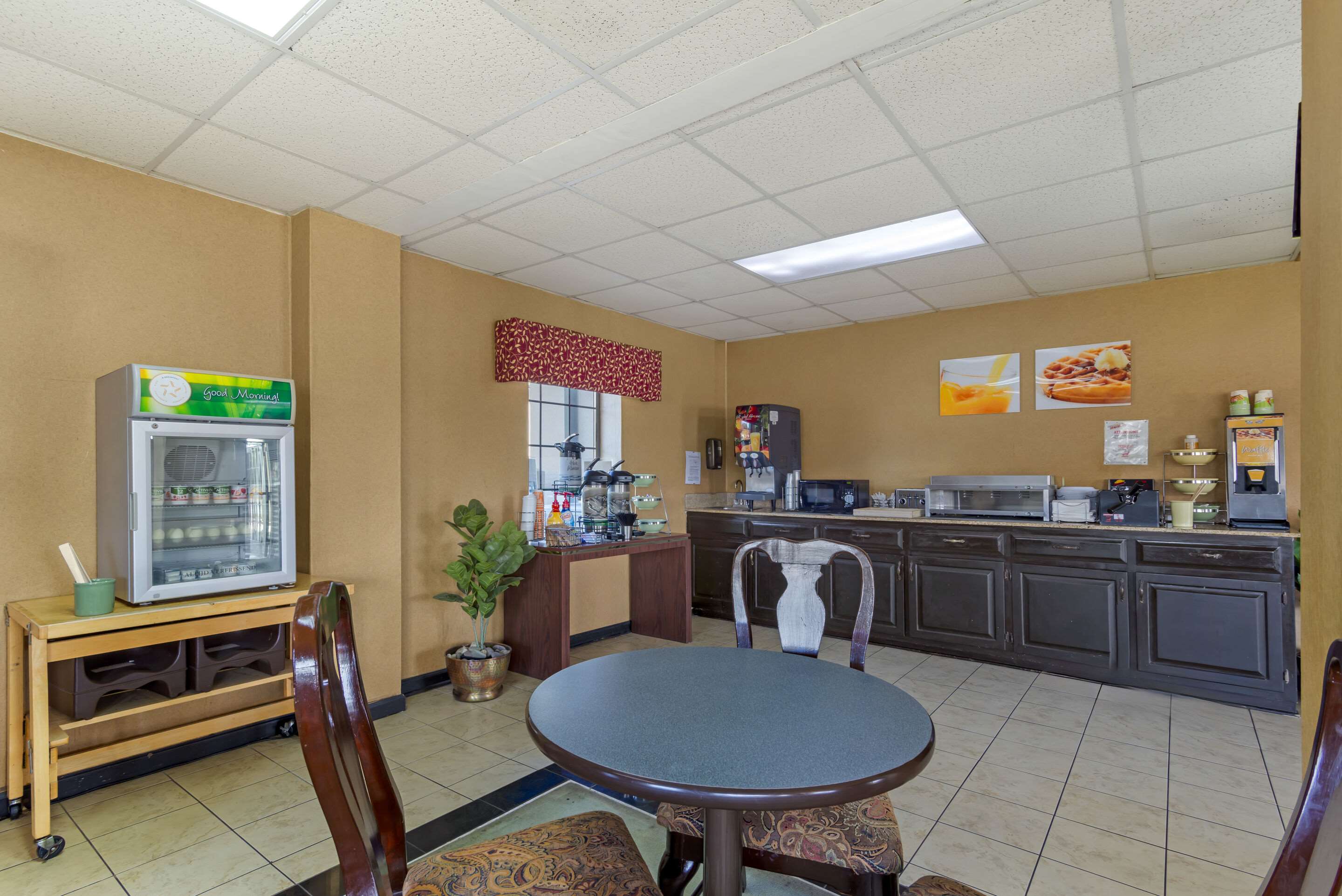 Breakfast area | Quality Inn Cordele