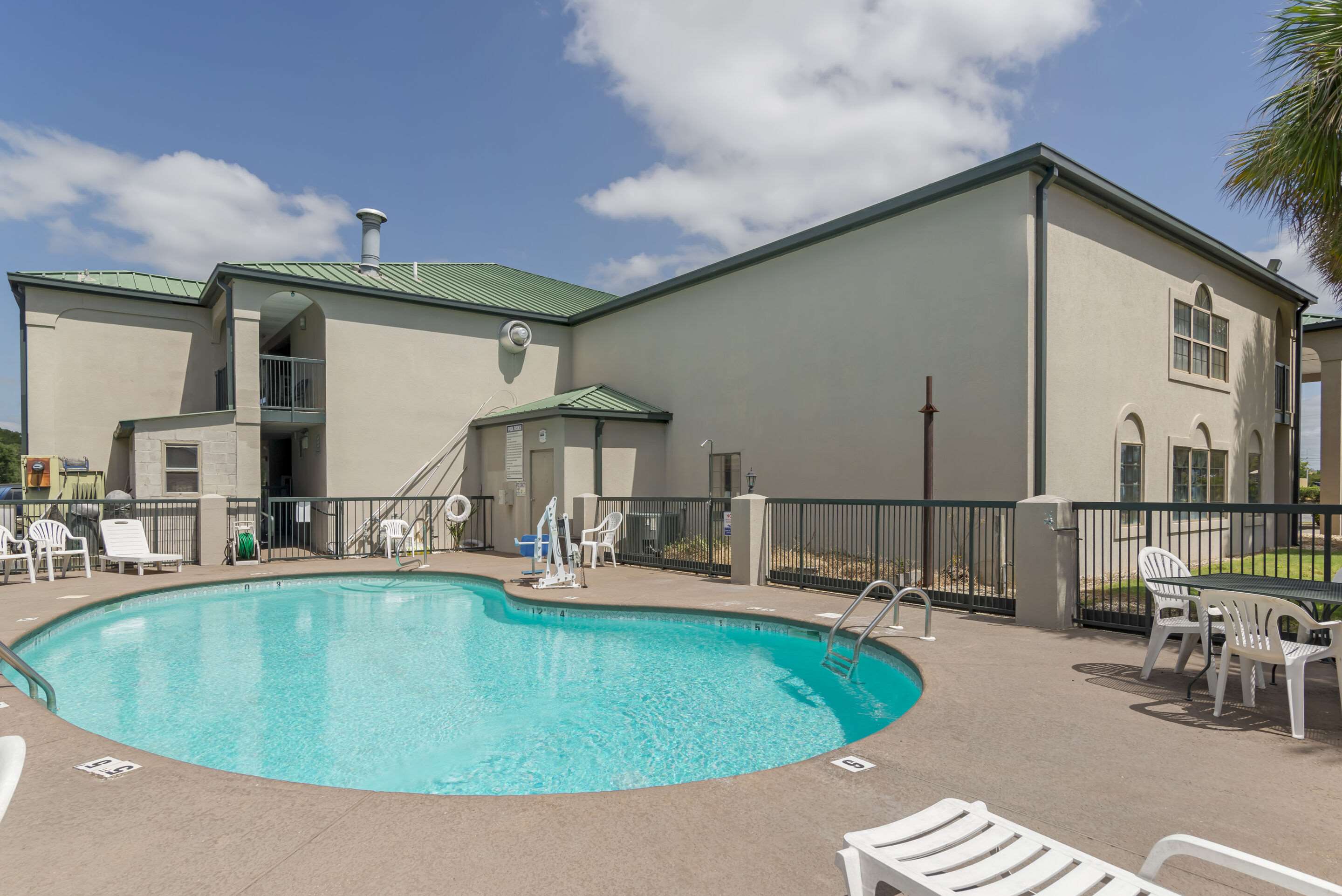 Outdoor pool | Quality Inn Cordele