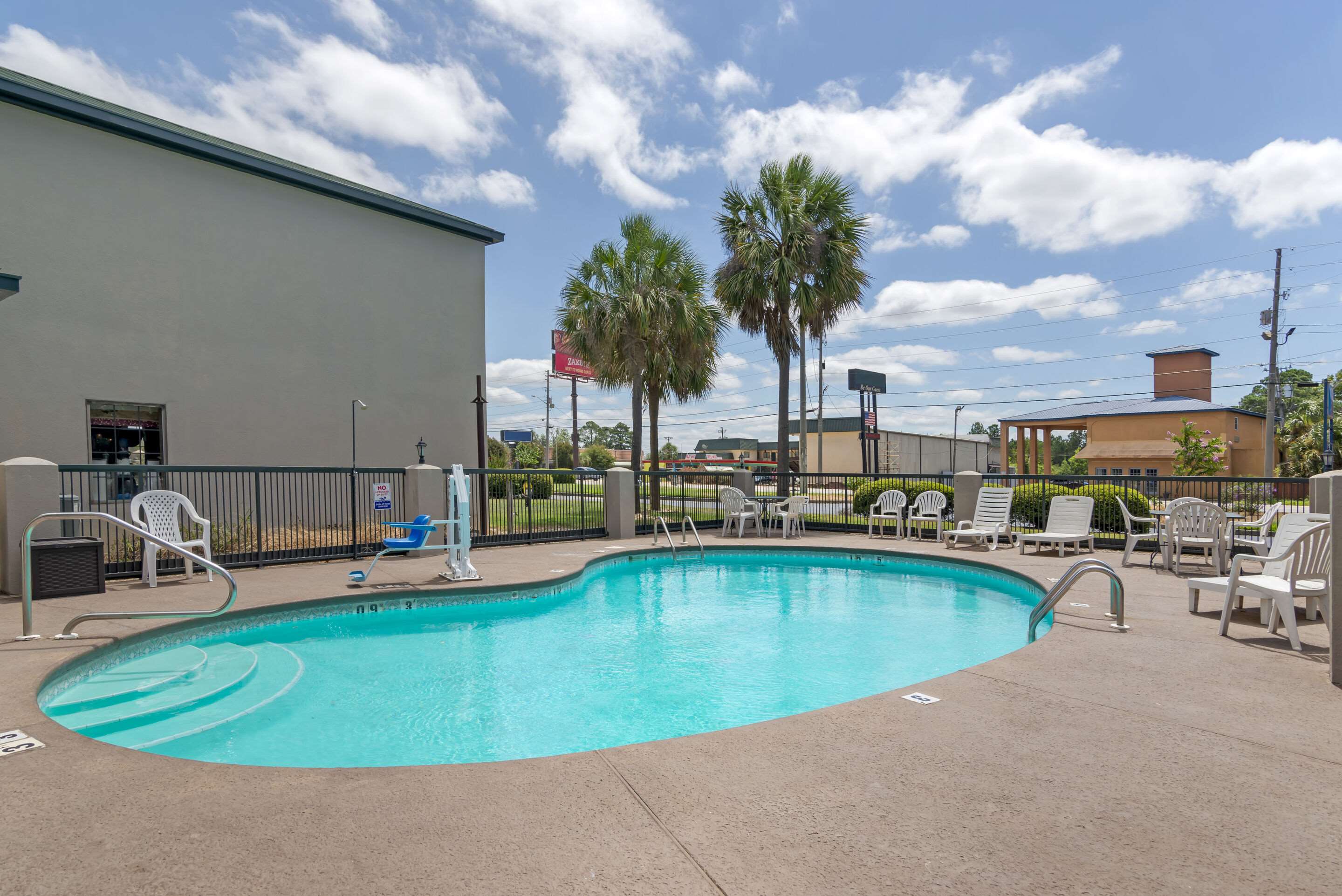 Outdoor pool | Quality Inn Cordele