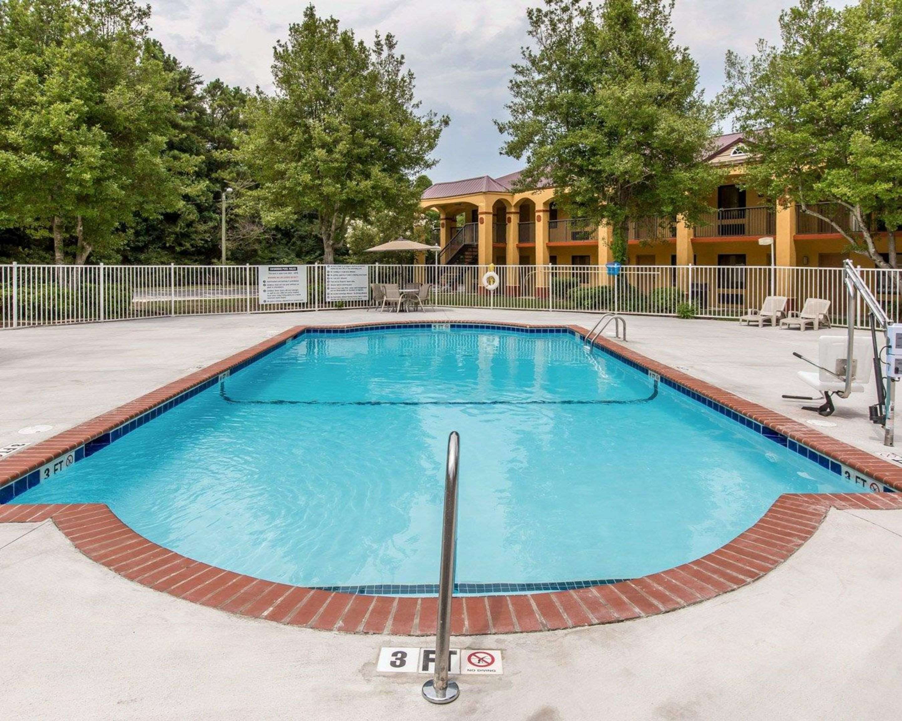 Outdoor pool | Econo Lodge