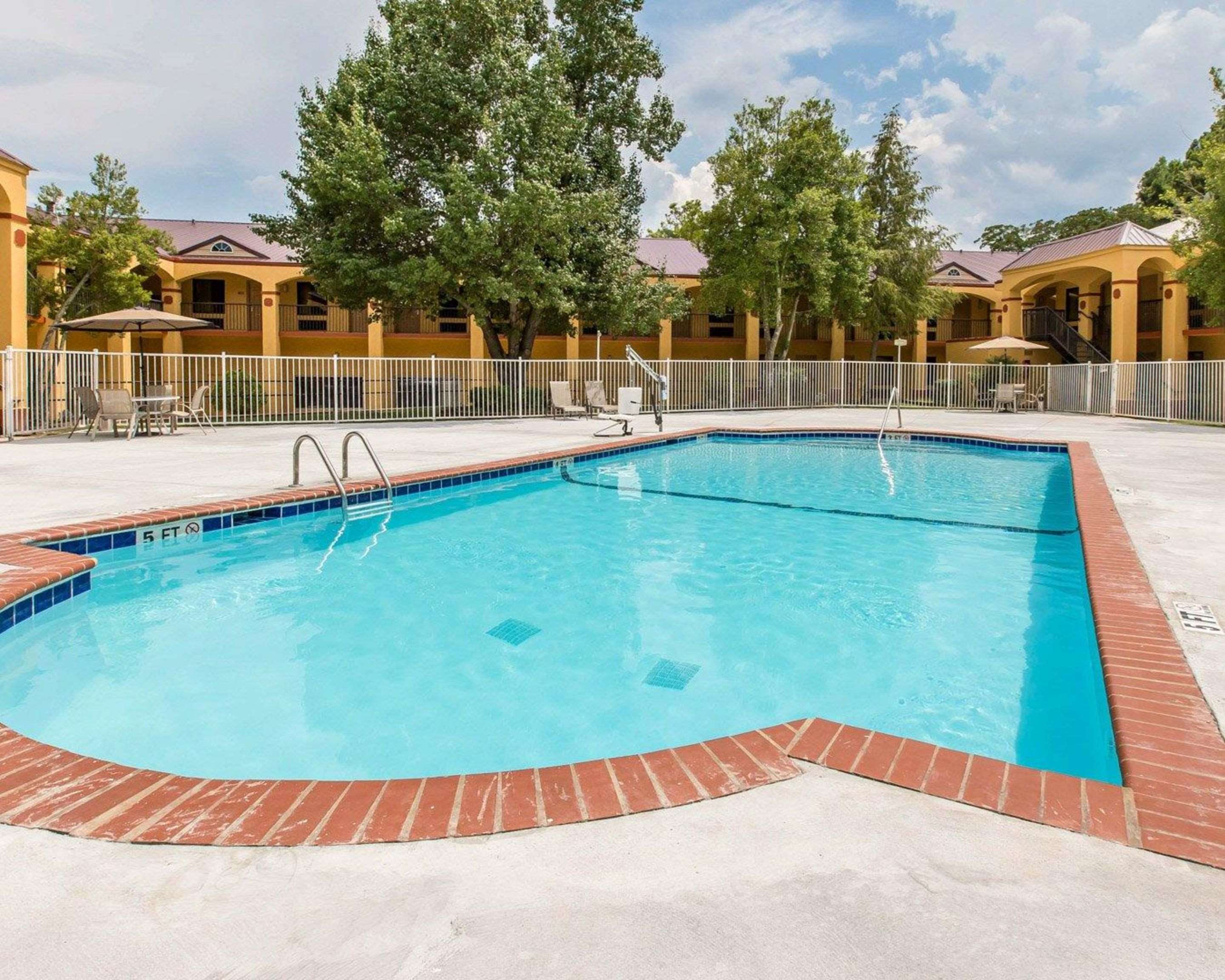 Relax on the sundeck | Econo Lodge