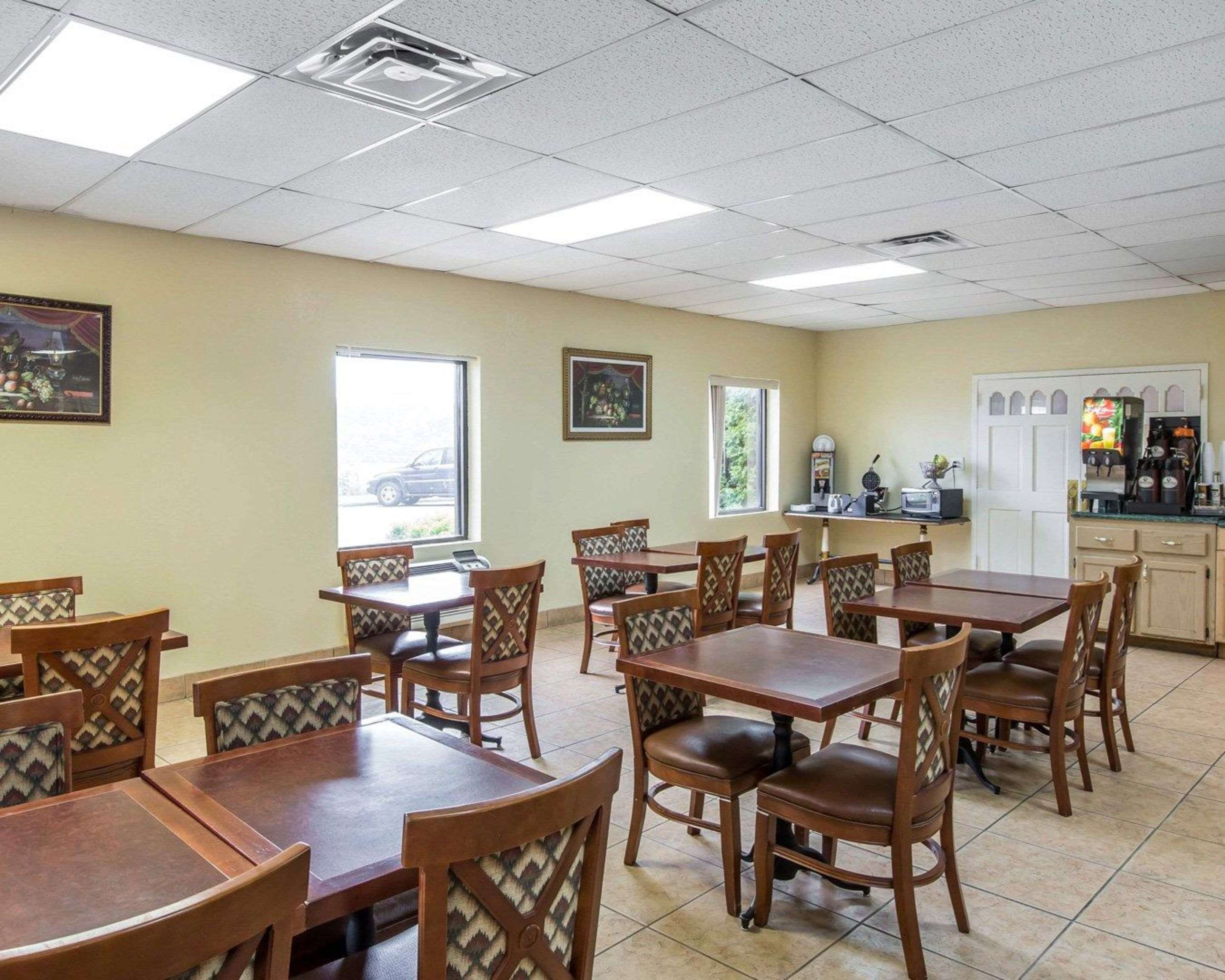 Breakfast area | Econo Lodge